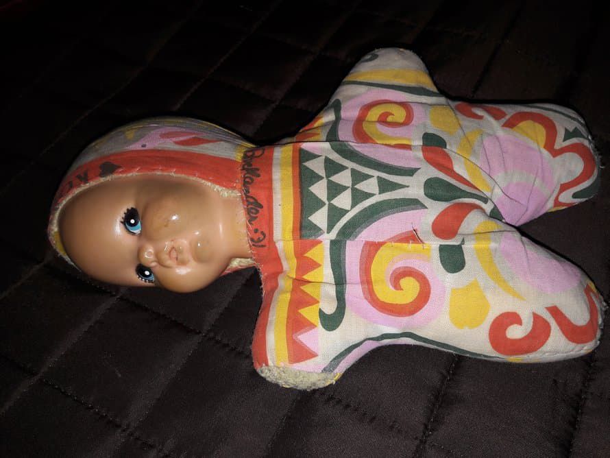 ”Pekka, unilelu joka on kulkenut matkassa yli 40 vuotta. Häntä on rutistettu niin kovin, että pää on kääntynyt vinoon. Pienenä tyttönä kerran vatsataudissa ollessani Pekka joutui oksennukseen ja äiti pesi Pekan. Parka joutui narulle kuivumaan, ja yölläkin piti käydä katsomassa, että varmasti on tallessa. Parasta on muoviset kasvot, joilla yöllä viilennetään omat kasvot.” Uppis