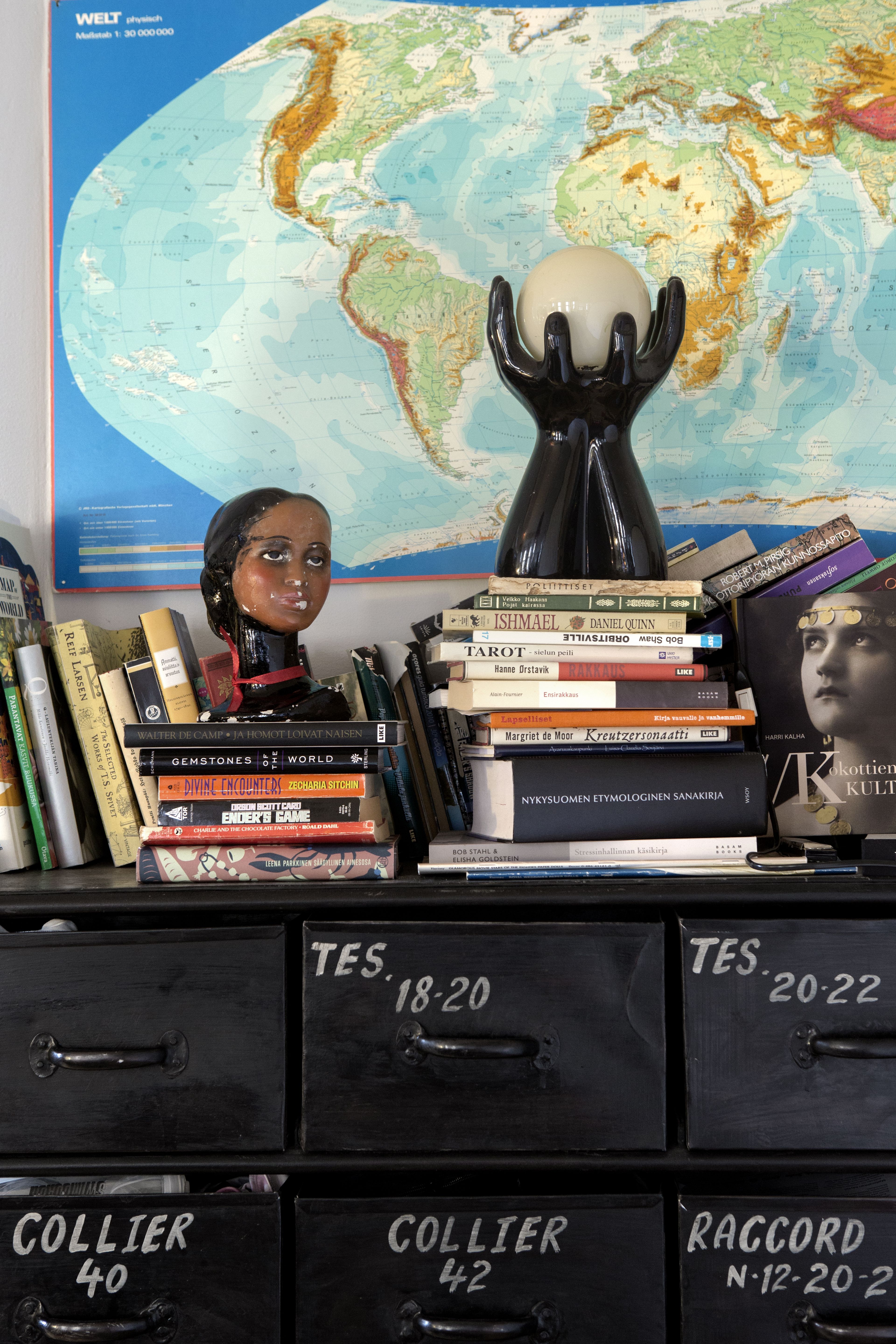  Irjan mielestä kartoista tulee hyvä tunnelma: maailma on auki! Kirjaröykkiötkin ovat kotoisia.