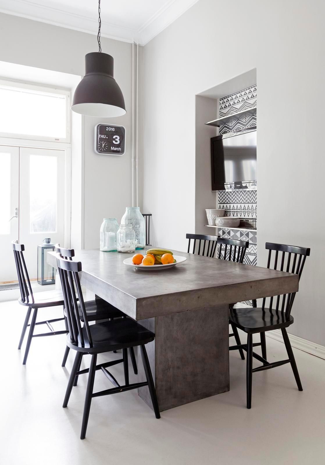 Betonipöytä kokoaa perheen ja ystävät yhteen. Pöytä on ostettu Vepsäläiseltä.