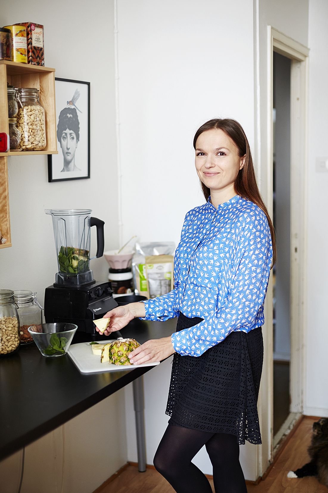 ”Tämä hame on univormuni. Käytän sitä aina.” Silkkipaita on Sofinahista ja sortsihame saatu kaverilta.