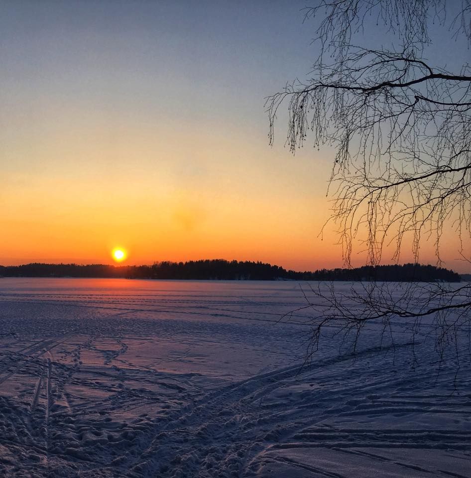 Auringonlasku Puujärvellä. – Saara Heikkinen