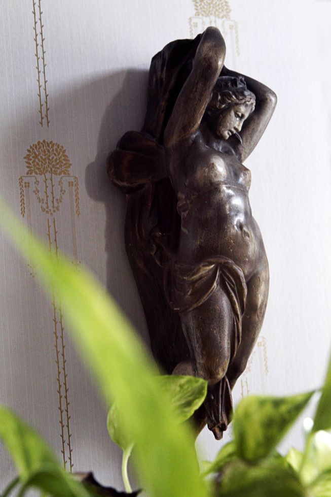 Tarja Santalahden kotoa löytyy paljon pieniä figuureja, jotka esittävät alastonta naista.