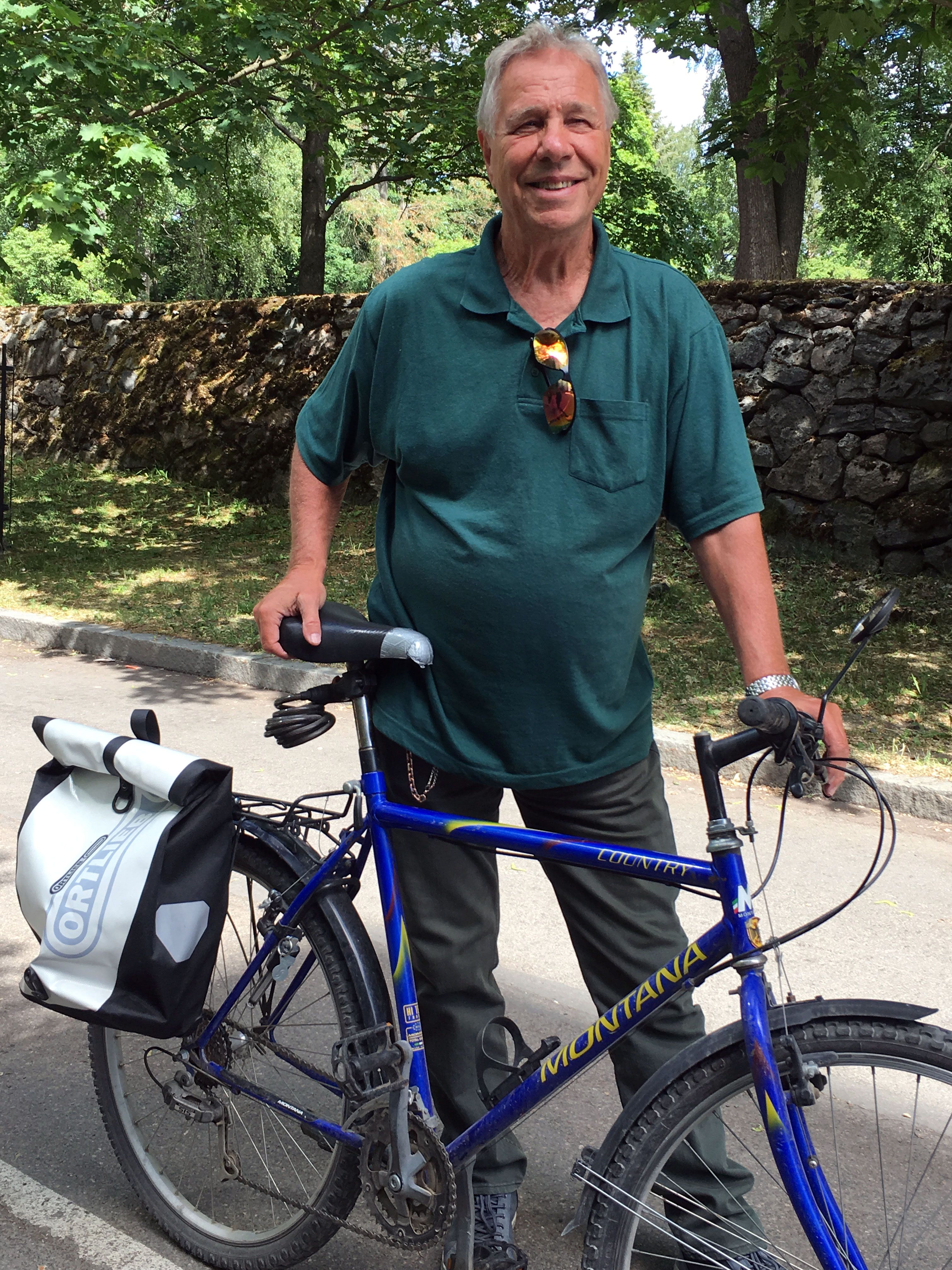 Redin kulkuväline on polkupyörä. Sillä hän pyöräilee Munkkiniemestä tyttärensä luokse Ruoholahteen ja ruokaostoksille Hakaniemeen.