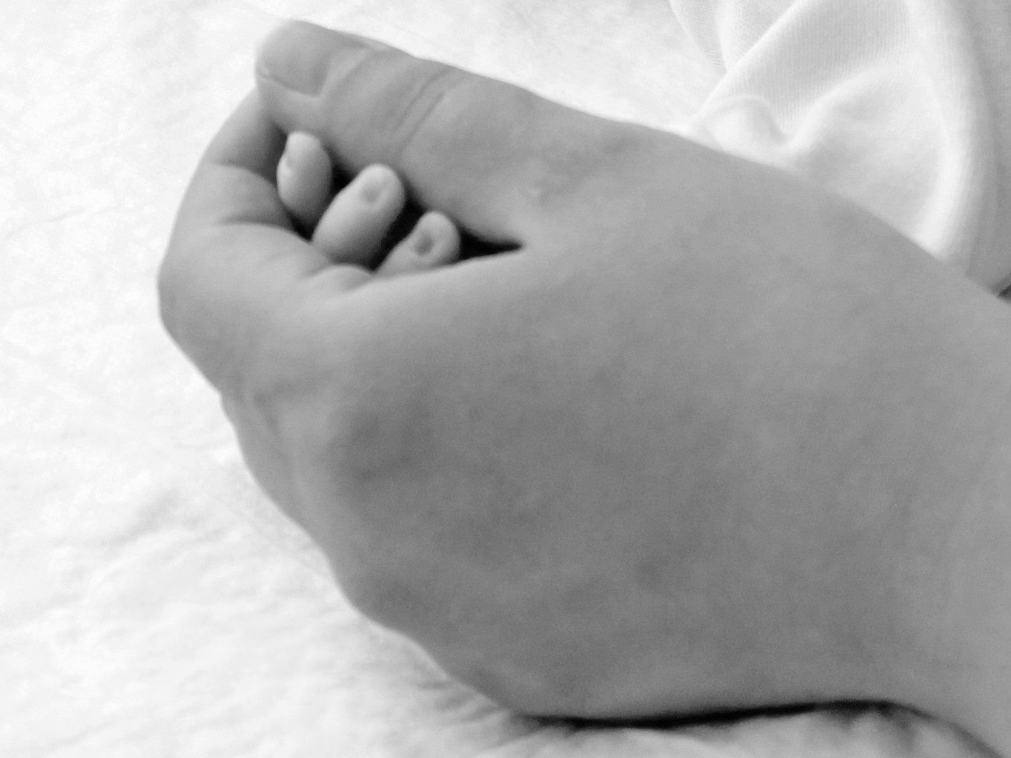 ”Tuntui aivan kamalalta jättää oma lapsi sairaalaan ja lähteä itse kotiin. Se oli luonnonvastaista. Hän oli siellä yksin. Tämä kuva otettiin, kun olimme pukeneet tyttäremme juuri hänelle huolella valittuihin pikkuruisiin vaatteisiin."