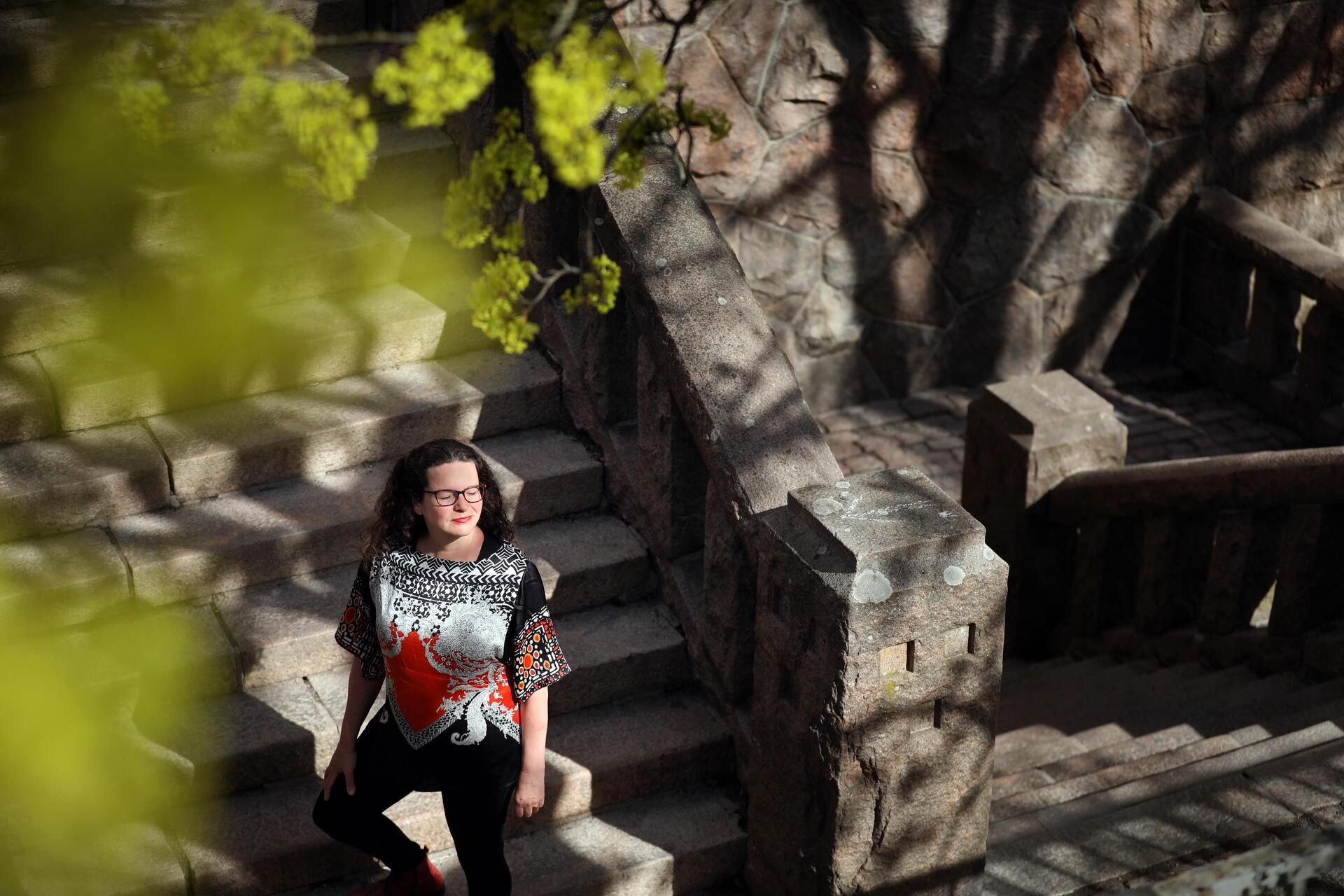 ”En koskaan haaveillut kirjailijan urasta, kunnes näin 10 vuotta sitten unessa romaanini päähenkilöt. Unessa leskirouva joutui napit vastakkain ylimielisen öljypohatan kanssa työväen oikeuksista. Nainen ei välittänyt miehestä, mutta pohatta rakastui.&nbsp;Uni jäi vaivaamaan minua, ja halusin kirjoittaa siitä tarinan, Ann-Christin Antell kertoo.