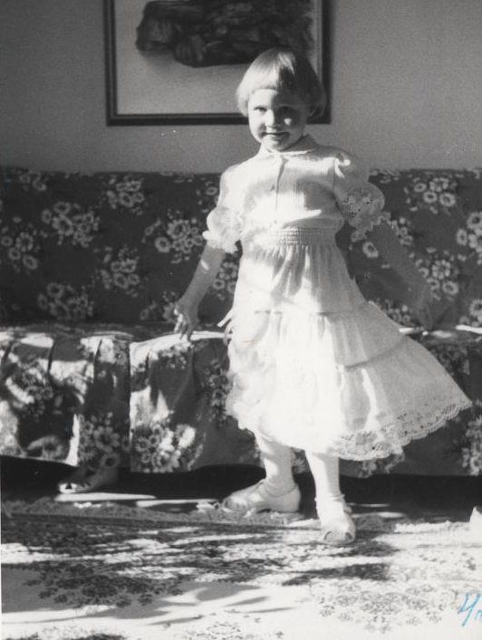 4-vuotispäivänäni sain olla prinsessa, kuten aina synttäripäivinä. Muistan, miltä mekon kreppikangas tuntui. 