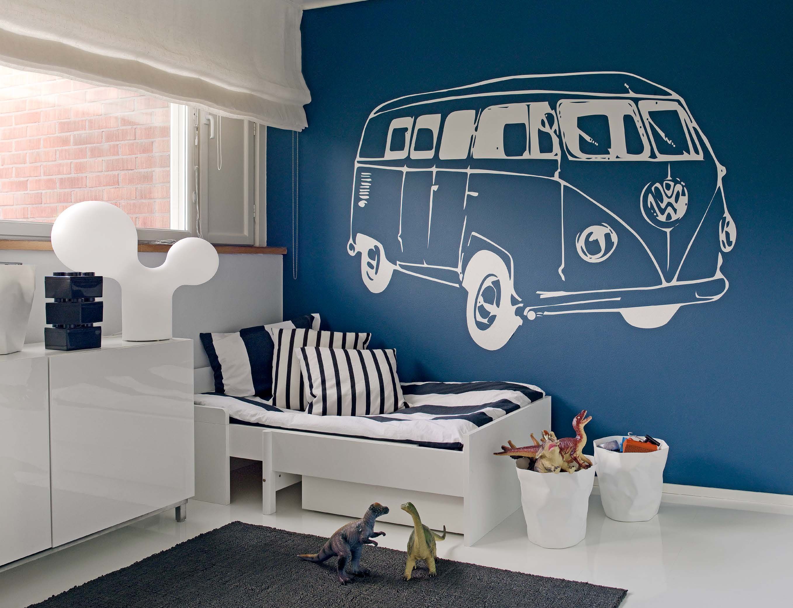 Aivan näin hyvässä järjestyksessä eivät lelut pysy Eliaksen huoneessa joka hetki, vaikka kaikelle löytyykin paikkansa. Eliaksen mielestä äiti on välillä liian tiukka siitä, että lelut ja vaatteet pitää korjata paikoilleen aina iltaisin.