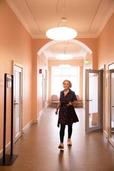 ”Tutkijana ymmärrän todennäköisyyksiä, mutta omalla kohdallani arvioin riskit yläkanttiin. Murehdin valtavasti”, Hanna sanoo.