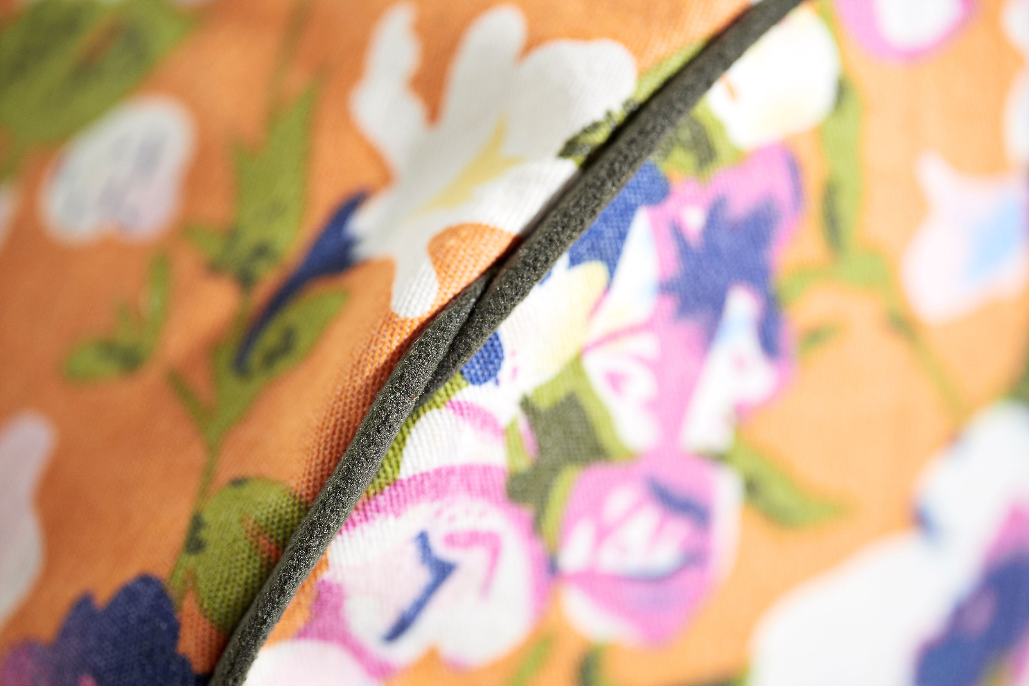 Aseta tereet niin, että niiden päät ovat lomittain kassin pohjan kohdalla.