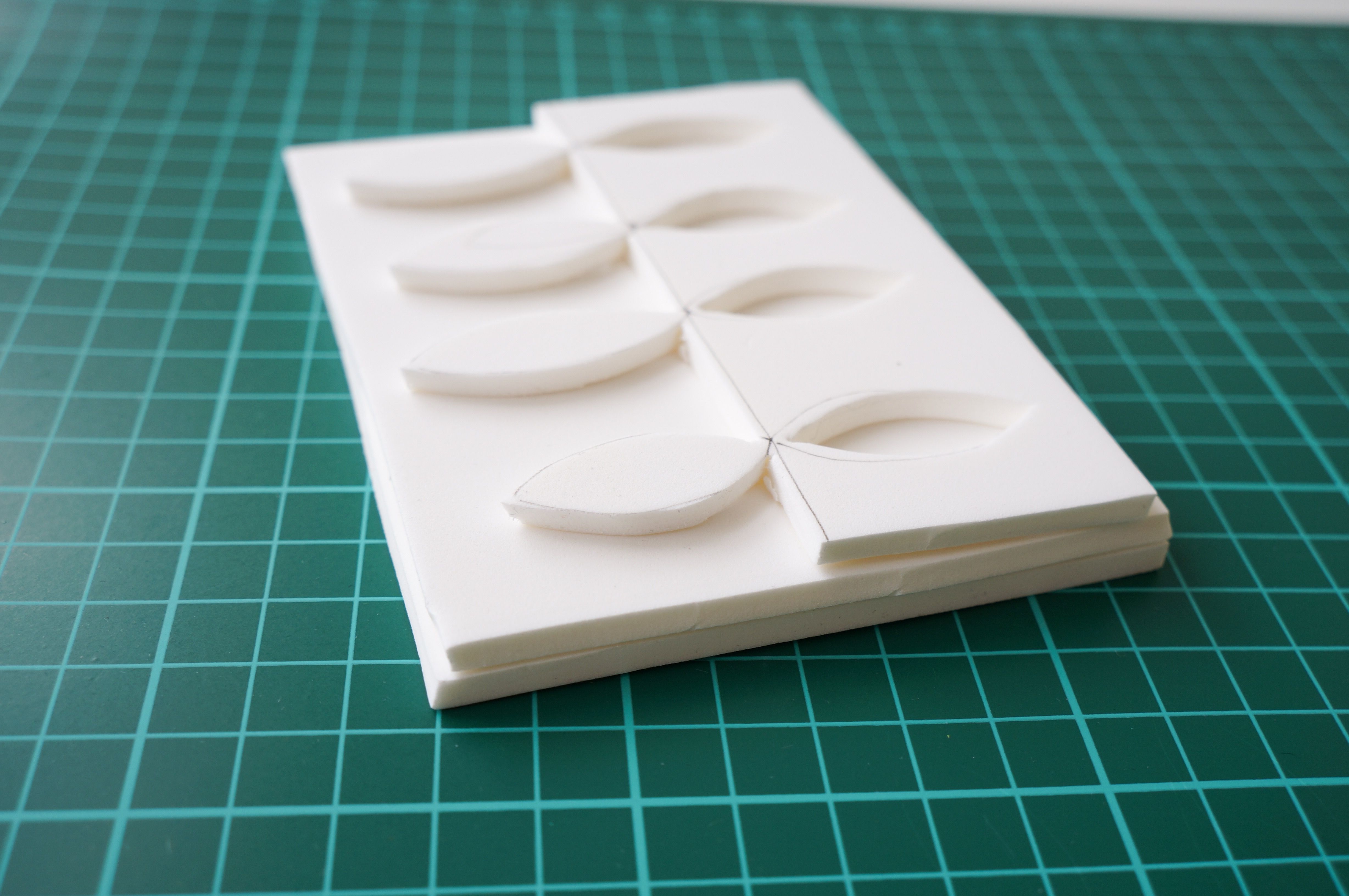 Keltainen lehtikuvio painettiin sabluunalla, jossa on kolme kerrosta Softis-levyä. Päällimmäisenä on kuvio, johon tekstiiliväri levitetään. 