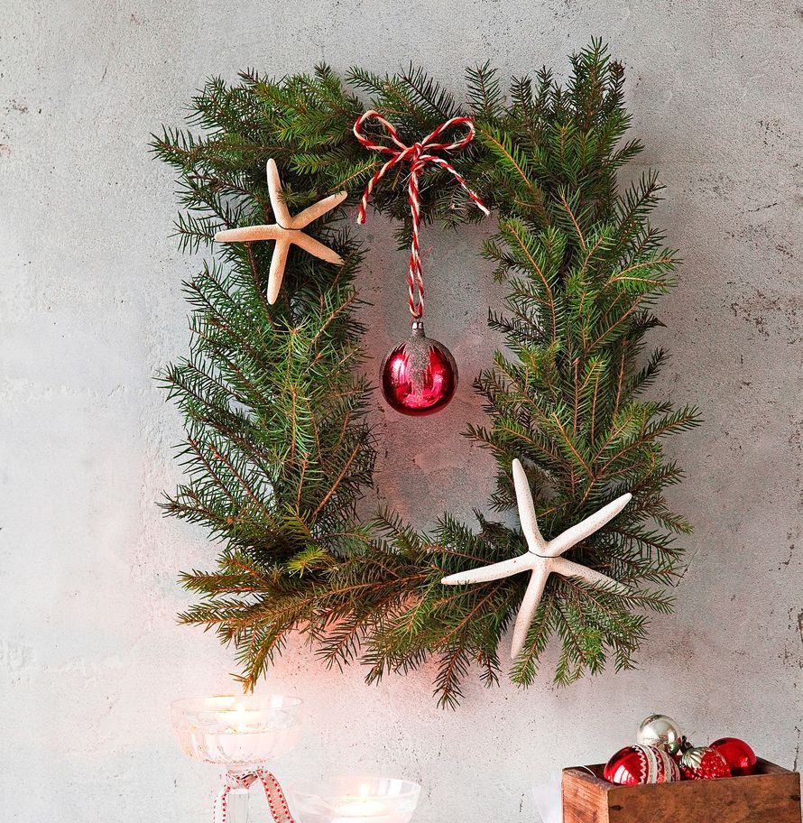 Kiepauta havukranssi vaihteeksi vanhan taulunkehyksen ympärille.