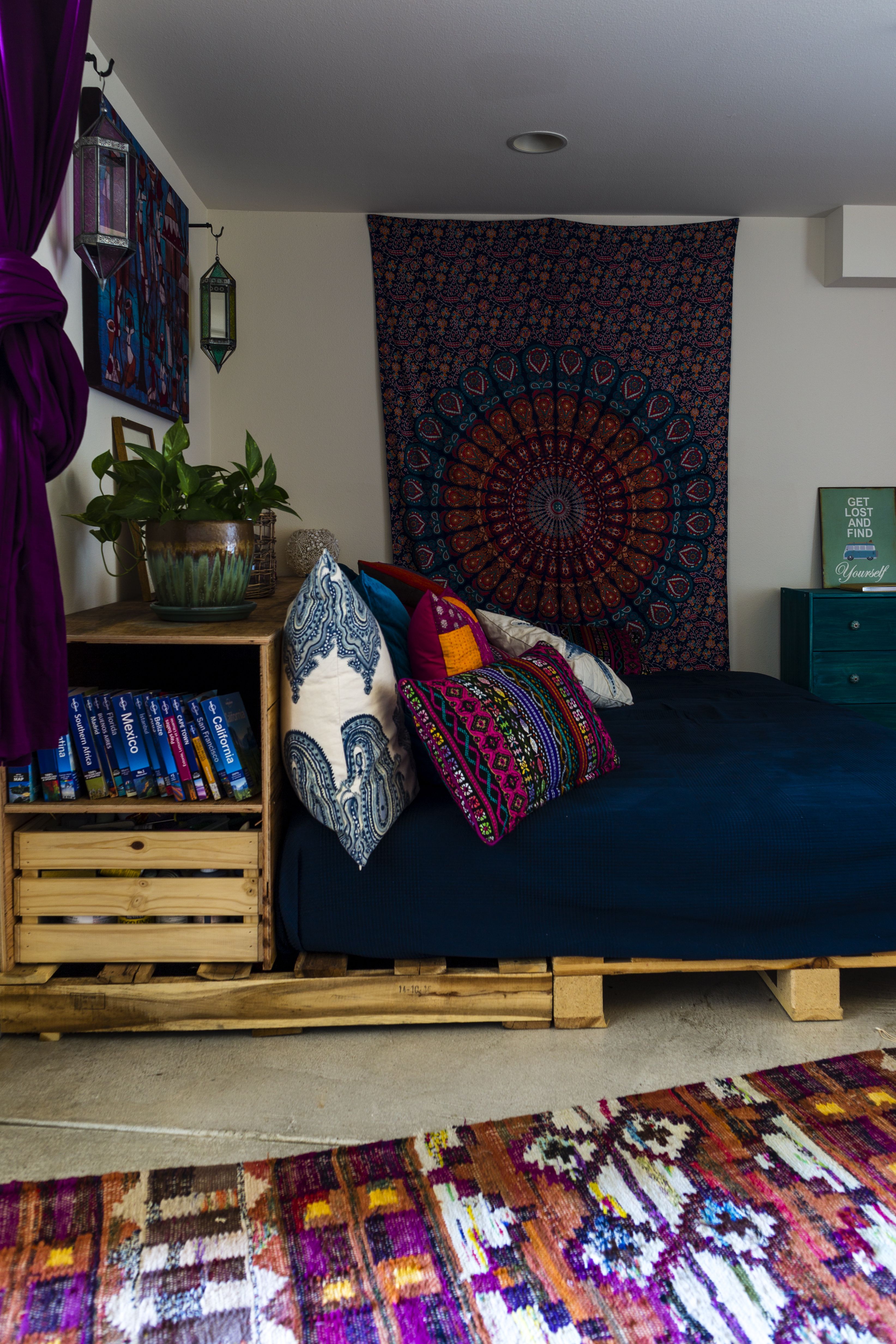 Myös vierasvuode syntyy kuormalavoista. Muhkeat tyynyt kutsuvat loikoilemaan.