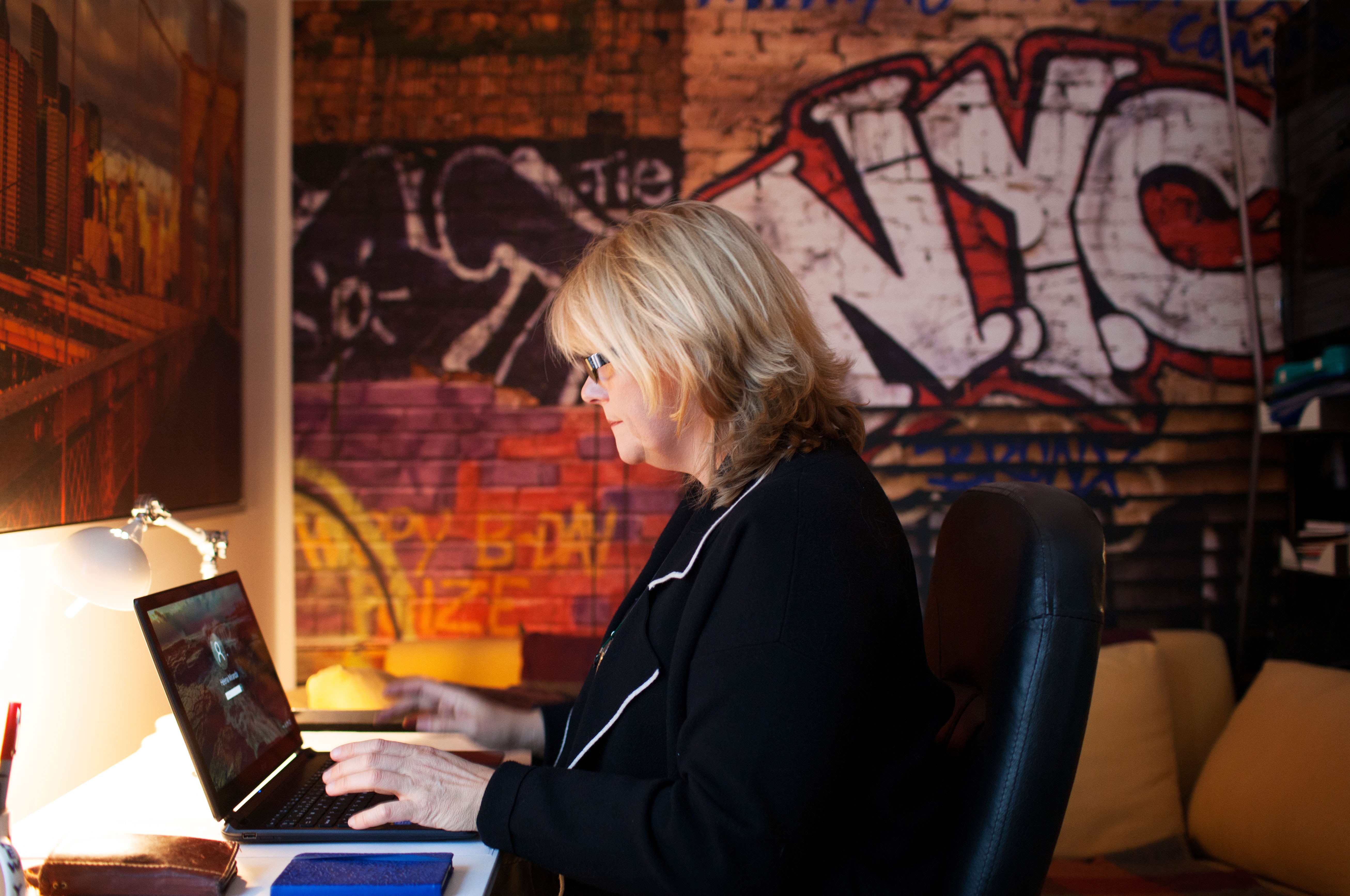 Migreenikipu tuntuu Helenasta siltä kuin kuuma rautanaula työnnettäisiin silmän läpi niskaan. Kun hän oppi elämään kipujen kanssa, hän päätti kirjoittaa aiheesta kirjan. Se sai nimekseen Ota kipu haltuun.