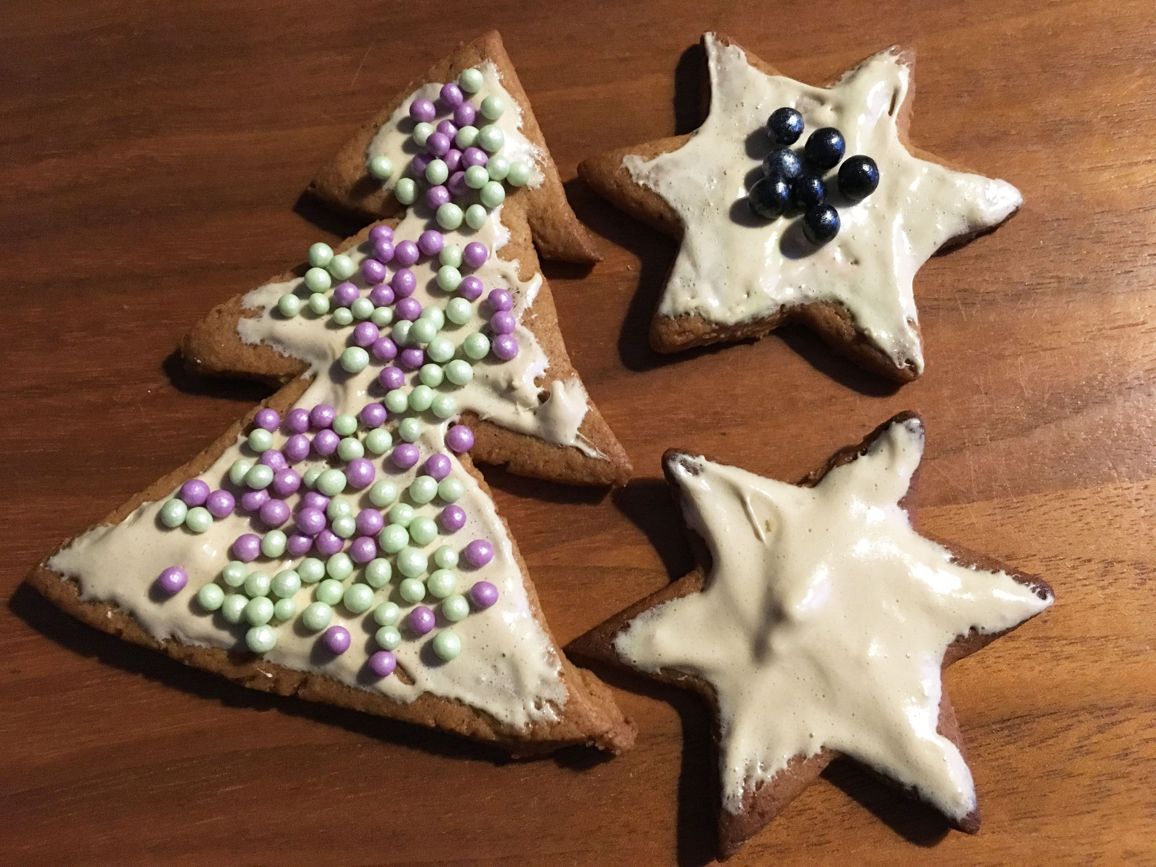 Vaahtokarkkisula leviää helposti isolle pinnalle, mutta kovin pikkutarkkaa koristelua sillä ei pysty tekemään.