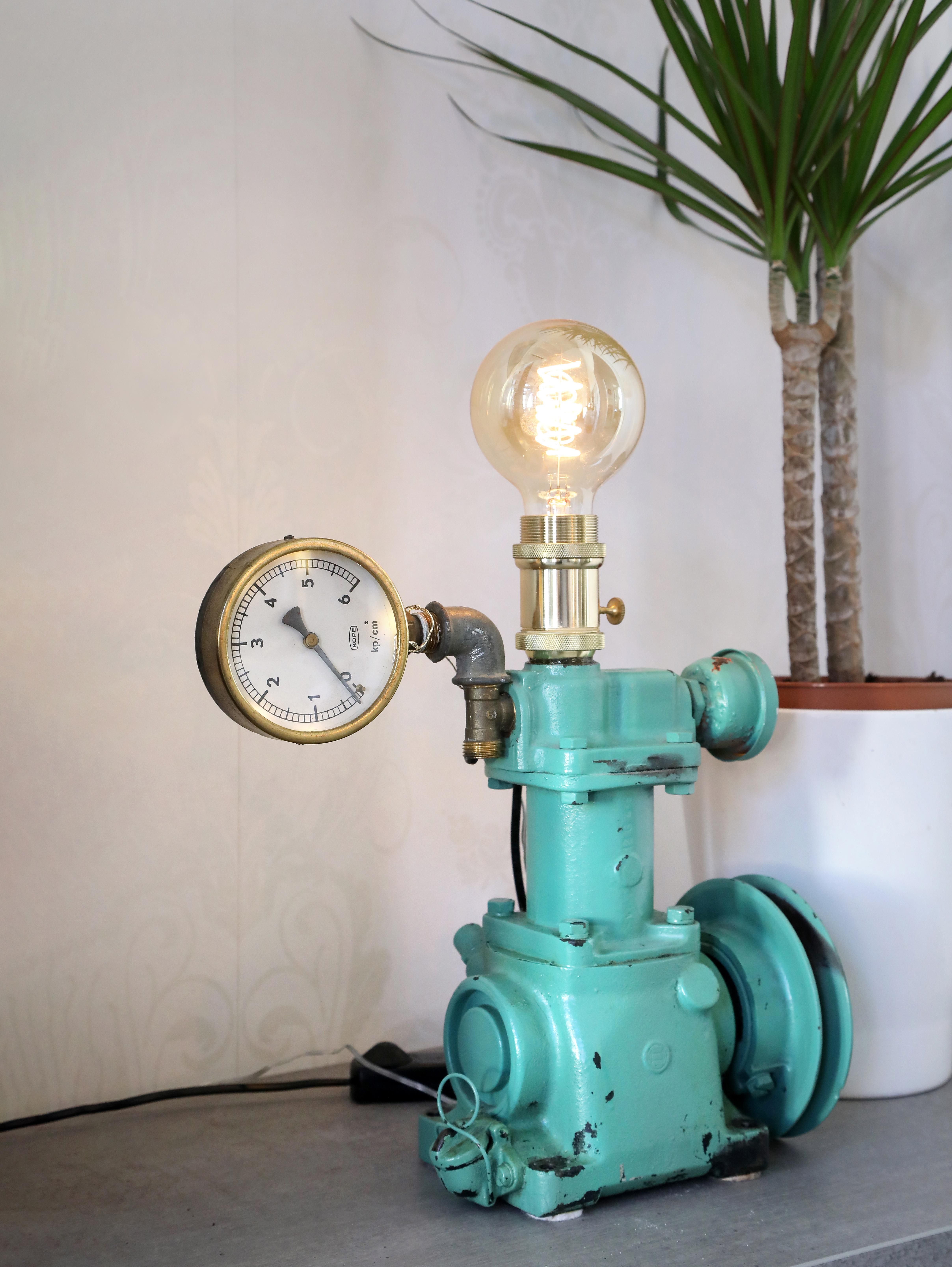 Vanhojen koneiden yksityiskohdat ja värit puhuttelevat Reimaa. Joskus haaviin tarttuu esineitä, joiden alkuperäinen käyttötarkoitus ei edes selviä. Kaikista ei välttämättä synny valaisimia, vaan niitä voi ihailla sellaisenaan.