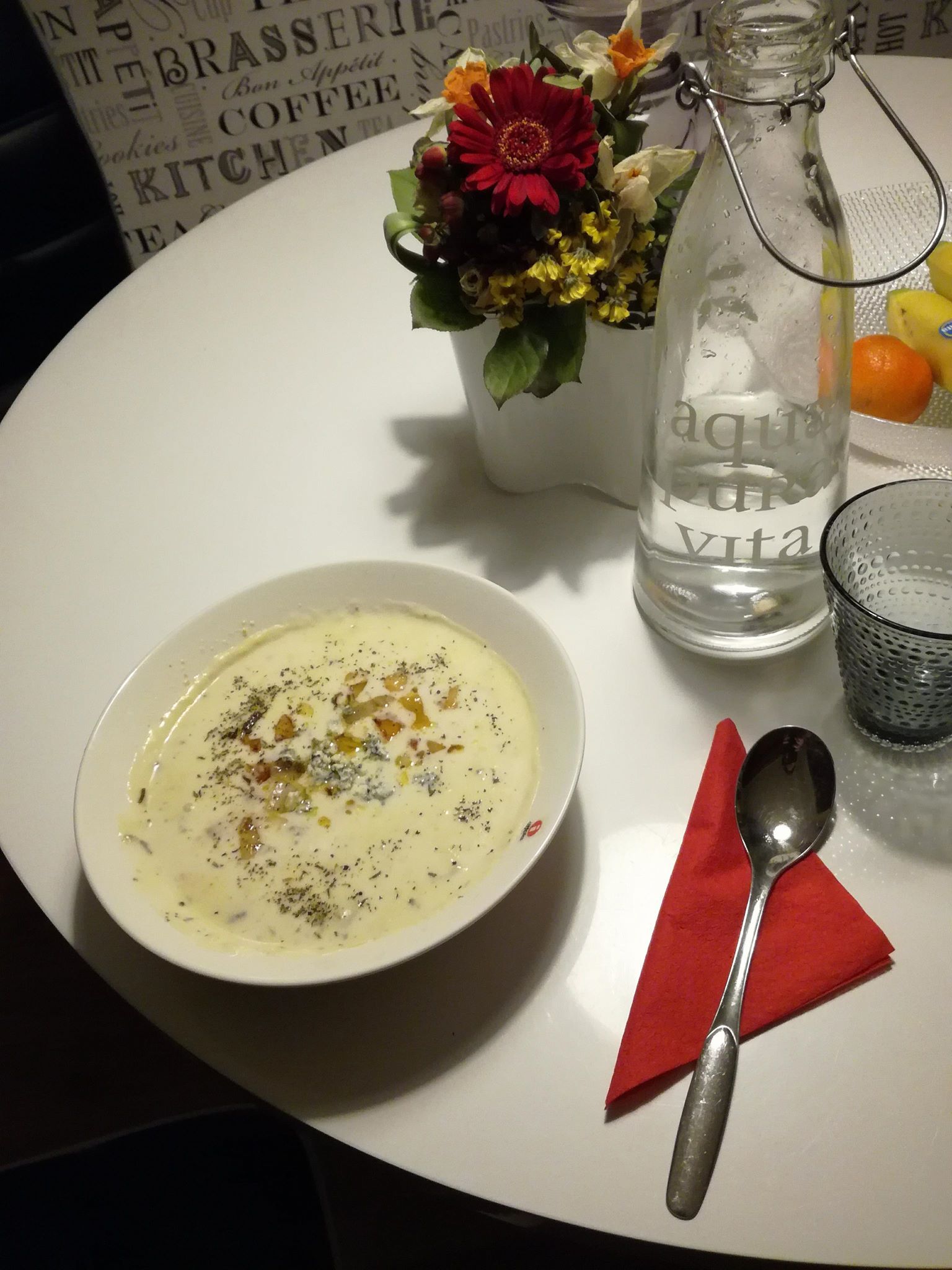  Kauniita ja värikkäitä Kirsi tekee myös keitoista: hänen suosikkeihinsa kuuluvat tomaattikeitto ja juusto-jalopenokeitto.