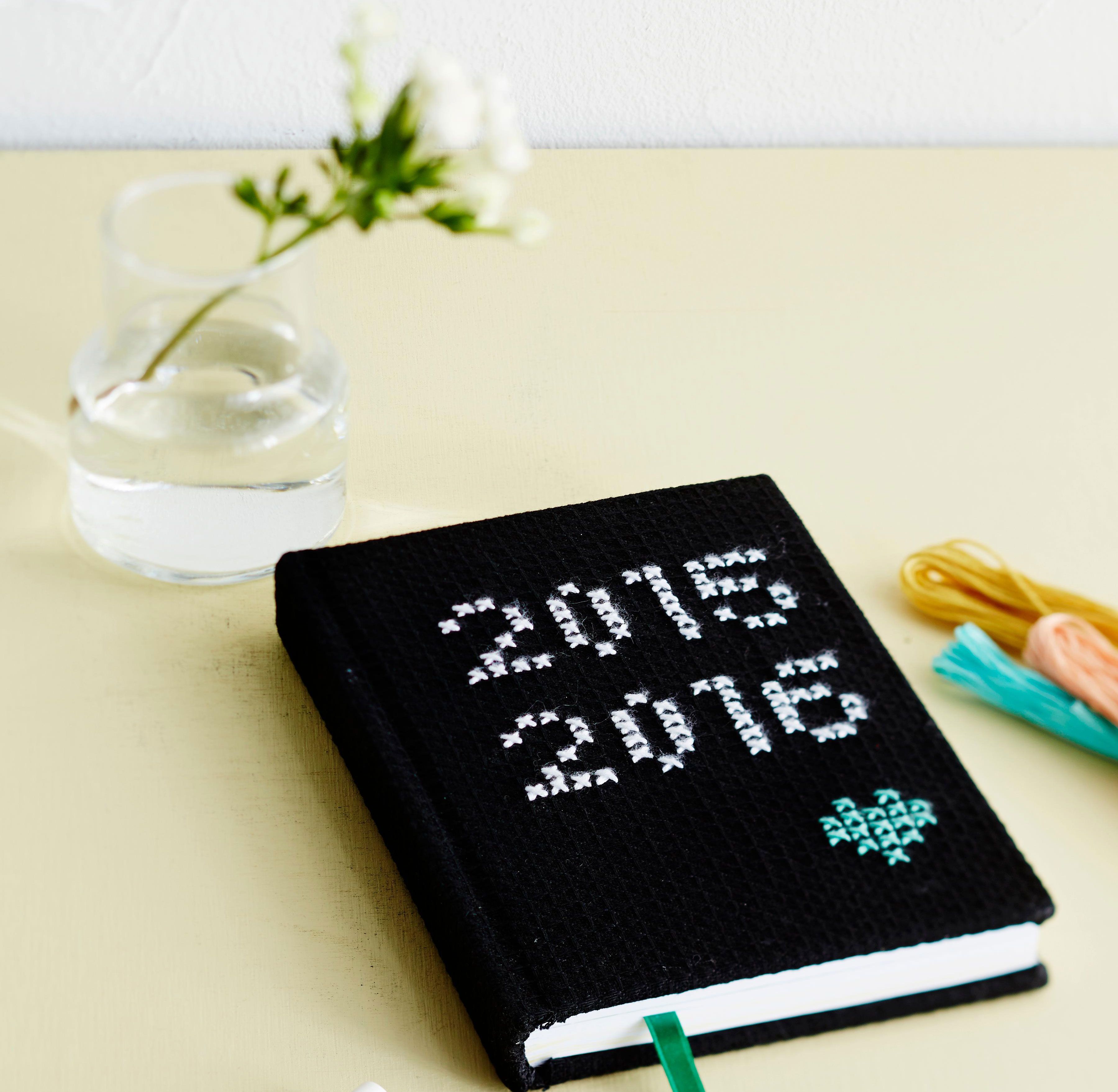 Kirjo kanteen vuosiluku, oma mottosi tai vaikka lapsen piirustus. Jos käytät päällystämiseen kuviollista kangasta, voit korostaa kuvioita kirjoen.