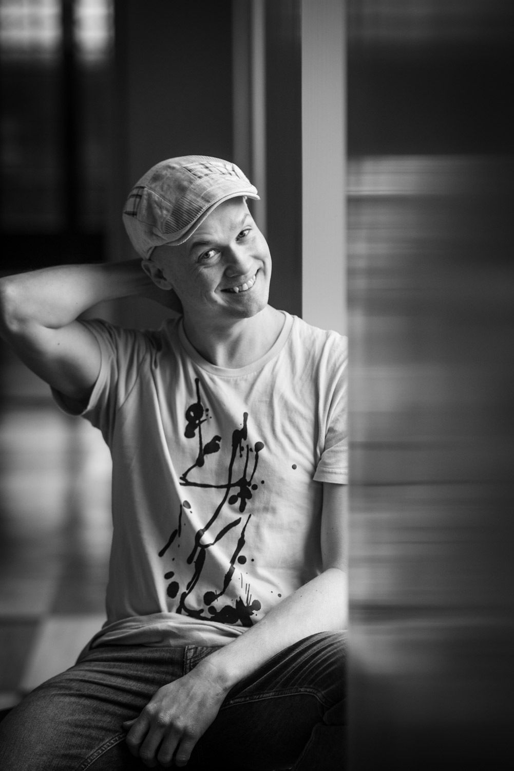 Petteri&nbsp;Sariola on 35-vuotias kitaristi ja säveltäjä. Hän on julkaissut neljä sooloalbumia ja esiintyy monien yhtyeiden kanssa Suomessa ja ulkomailla. Petteri asuu Espoossa avovaimonsa ja tyttärensä kanssa.