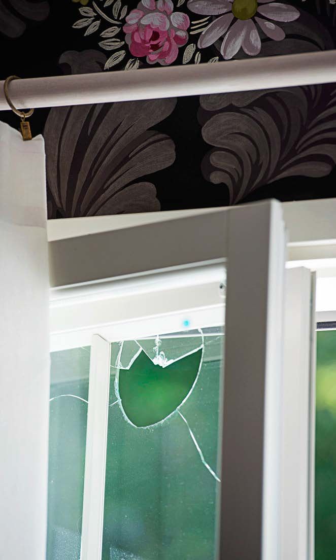 Iivo uskoi vasta, kun näki: heitetty keppi menee ikkunasta läpi.