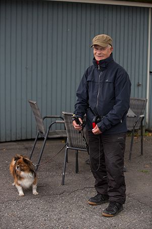 Erkki Taskulasta tuntuu hyvältä olla avuksi Reetu-koiran omistajalle.