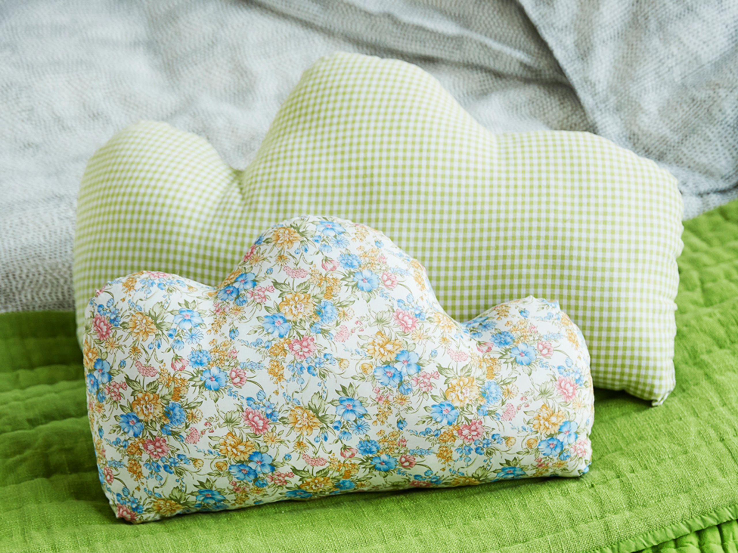 Kaapissa vuosikausia lojunut rakas vaate saa aivan uuden käyttötarkoituksen söpönä tyynynä. 