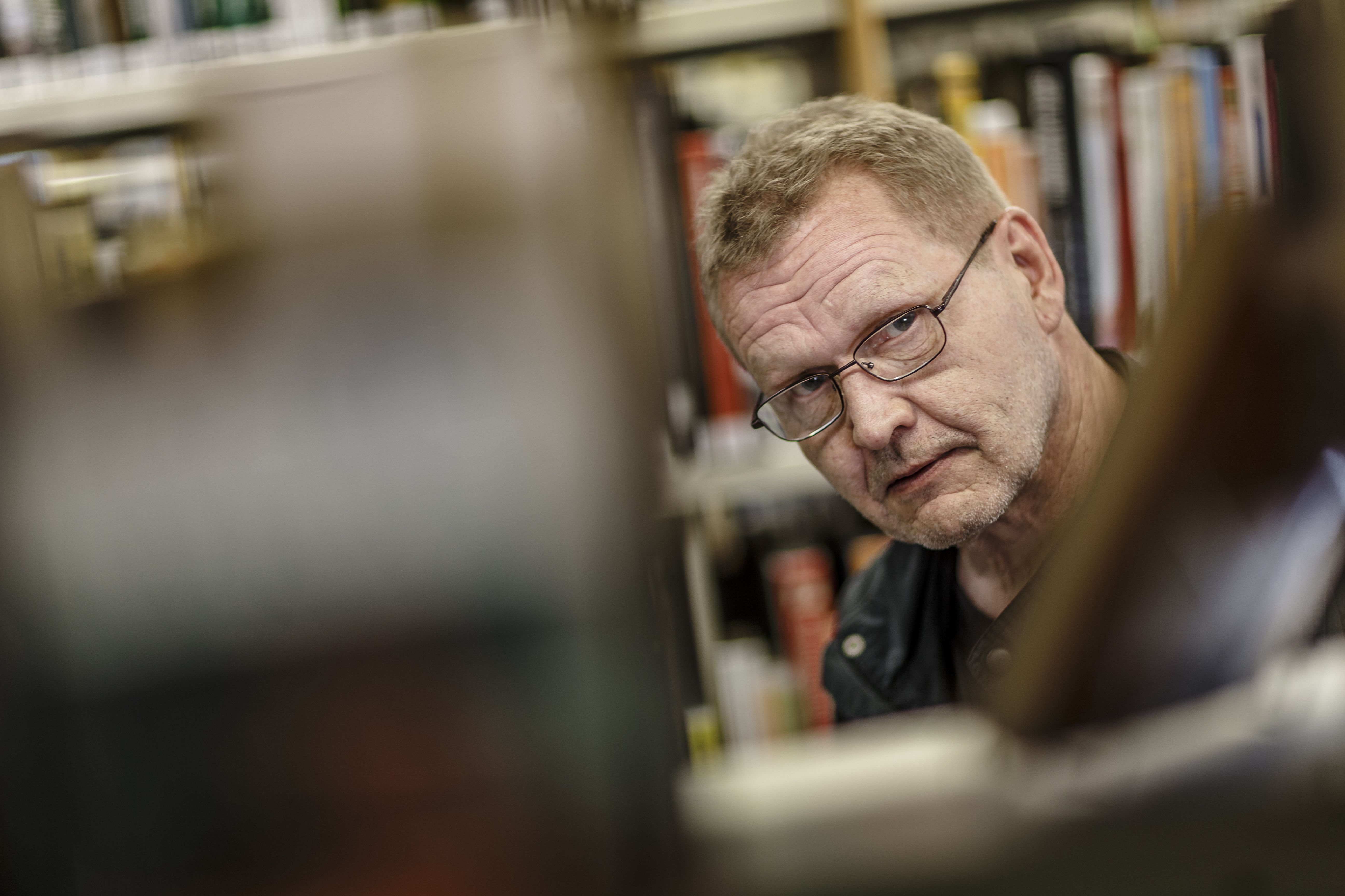 Leipätyökseen Saku tekee paperihommia yksityisasiakkaille. Blogista hän saa tuloja klikkausten mukaan. "Olen minä joskus tympeimpiä kommentteja lukiessani miettinyt, että sinäkin toit minulle rahaa."