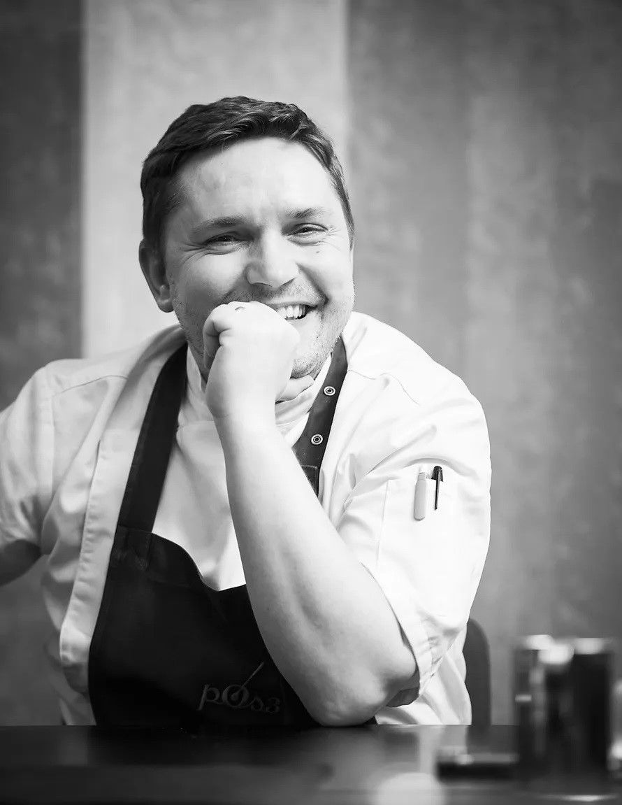 Janek on 45-vuotias kokki ja ravintoloitsija, joka on työskennellyt useissa gourmet-ravintoloissa.