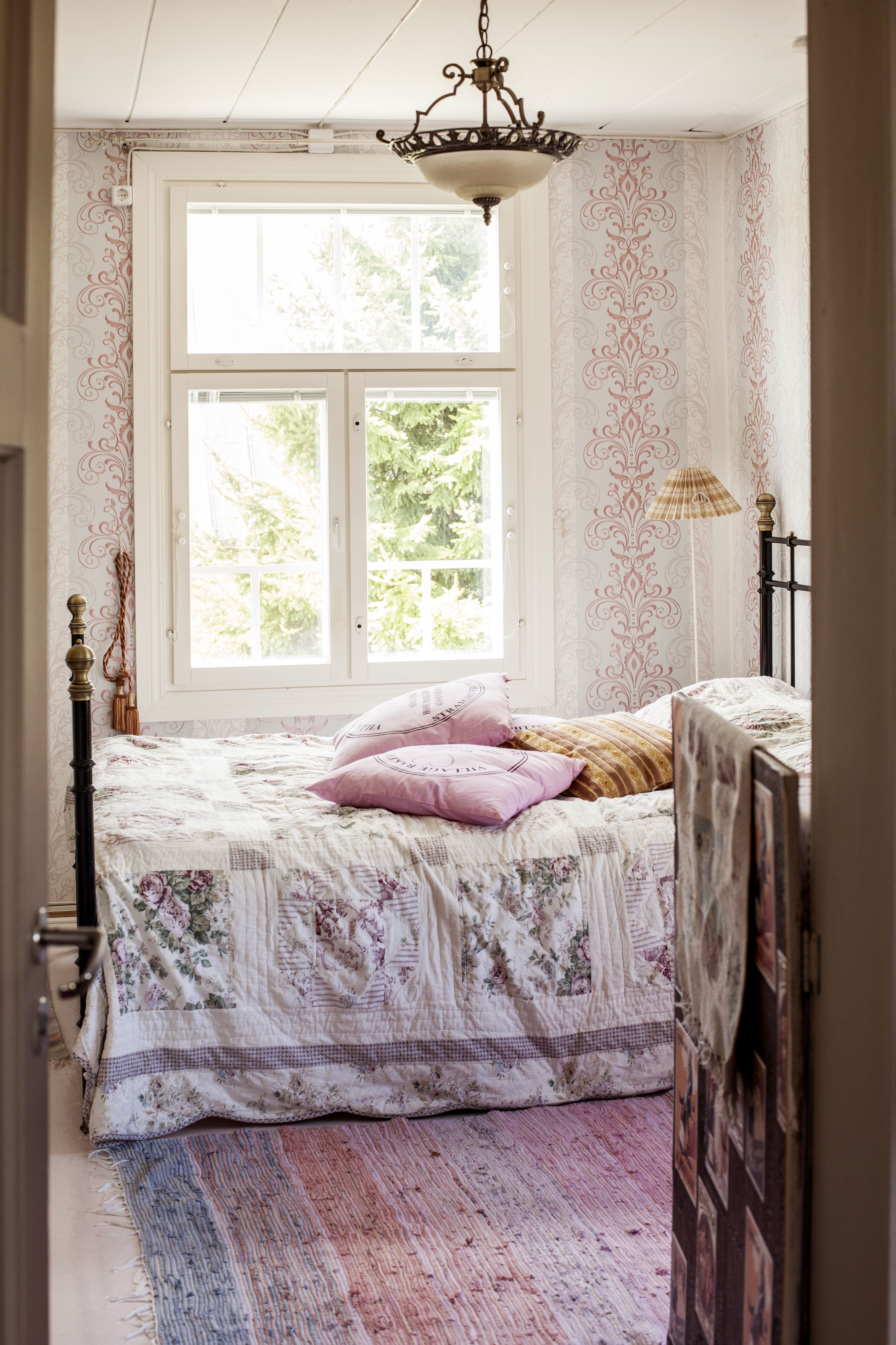 Milla arvostaa romantiikkaa ja rohkeita värivalintoja. Makuuhuoneen ikkunoista näkyy Alastaron kirkolle ja hautausmaalle.