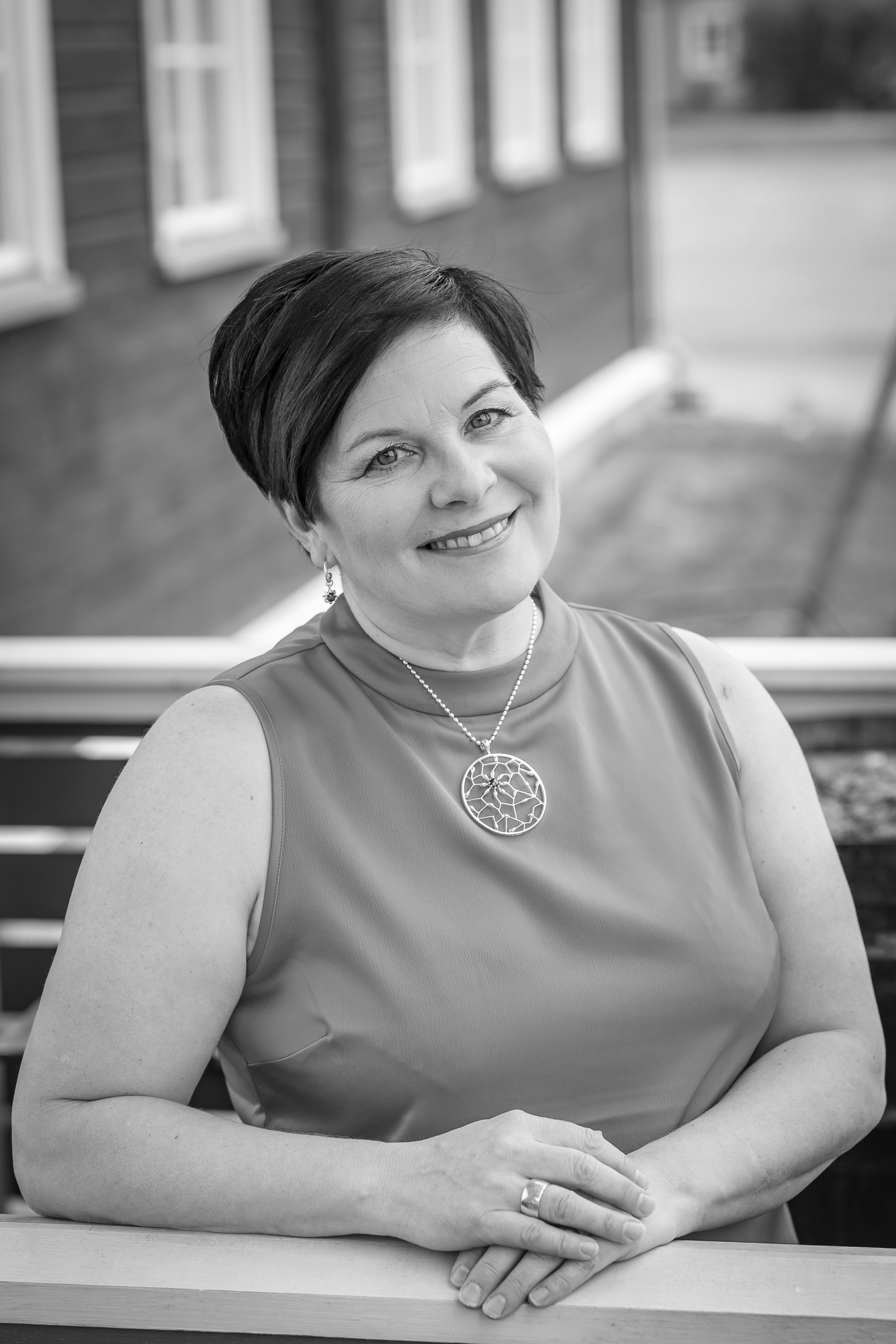 49-vuotias muusikko Sari Kaasinen asuu Lappeenrannassa, jossa hän johtaa lasten Metku-kuoroa ja pyörittää kulttuuri- ja tapahtumakeskus Kehruuhuonetta tyttärensä Kiisa Kemppaisen ja miehensä Petteri Ukkolan kanssa. Sari haluaa ympärilleen kauniita asioita, ja hänellä riittää aina aikaa sisustaa.