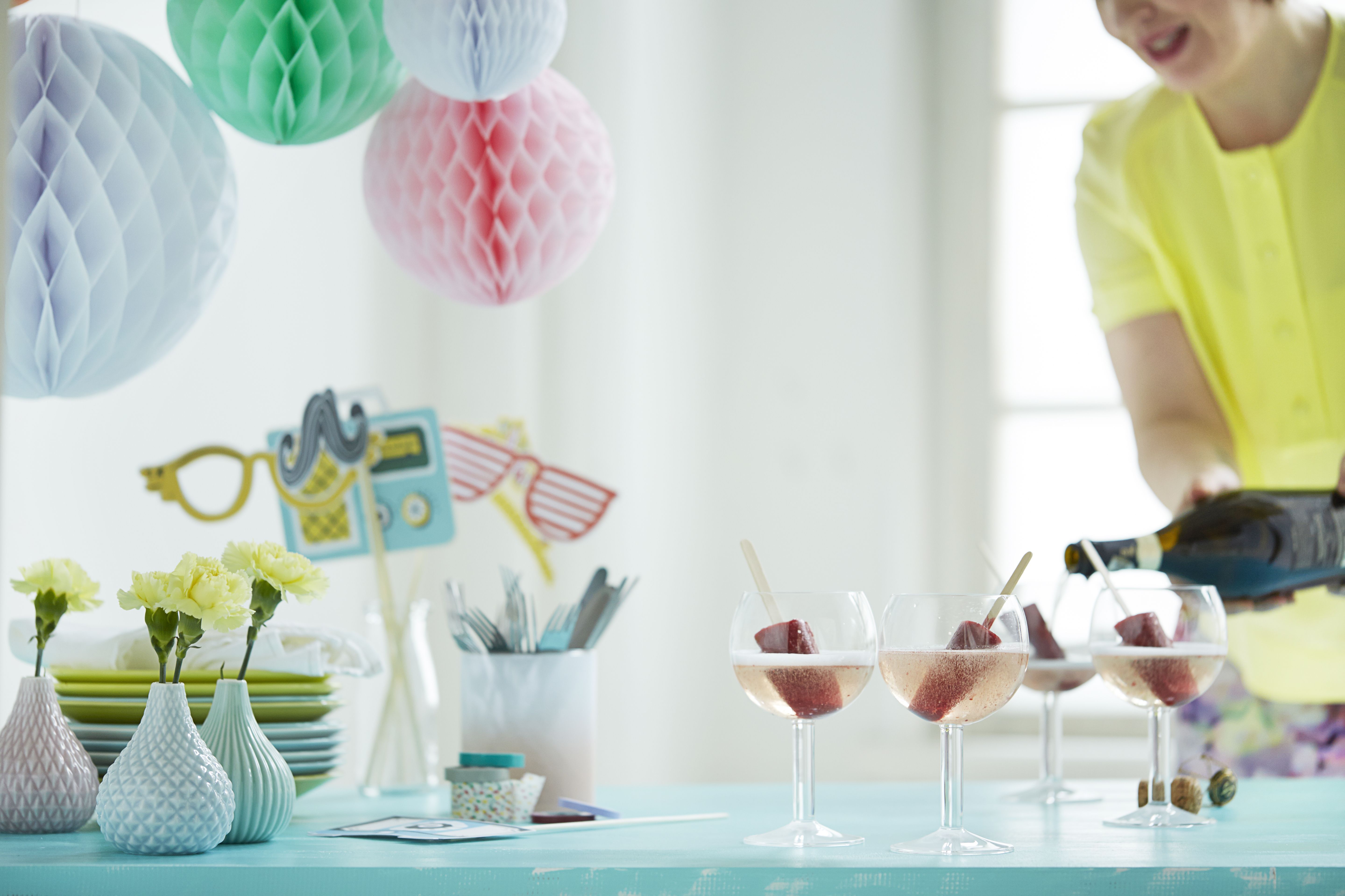 Vappujuhlat aloittaa makeasti kupliva mehujäämalja. Mehujään värin voit yhdistää koko juhlien väriteemaan.