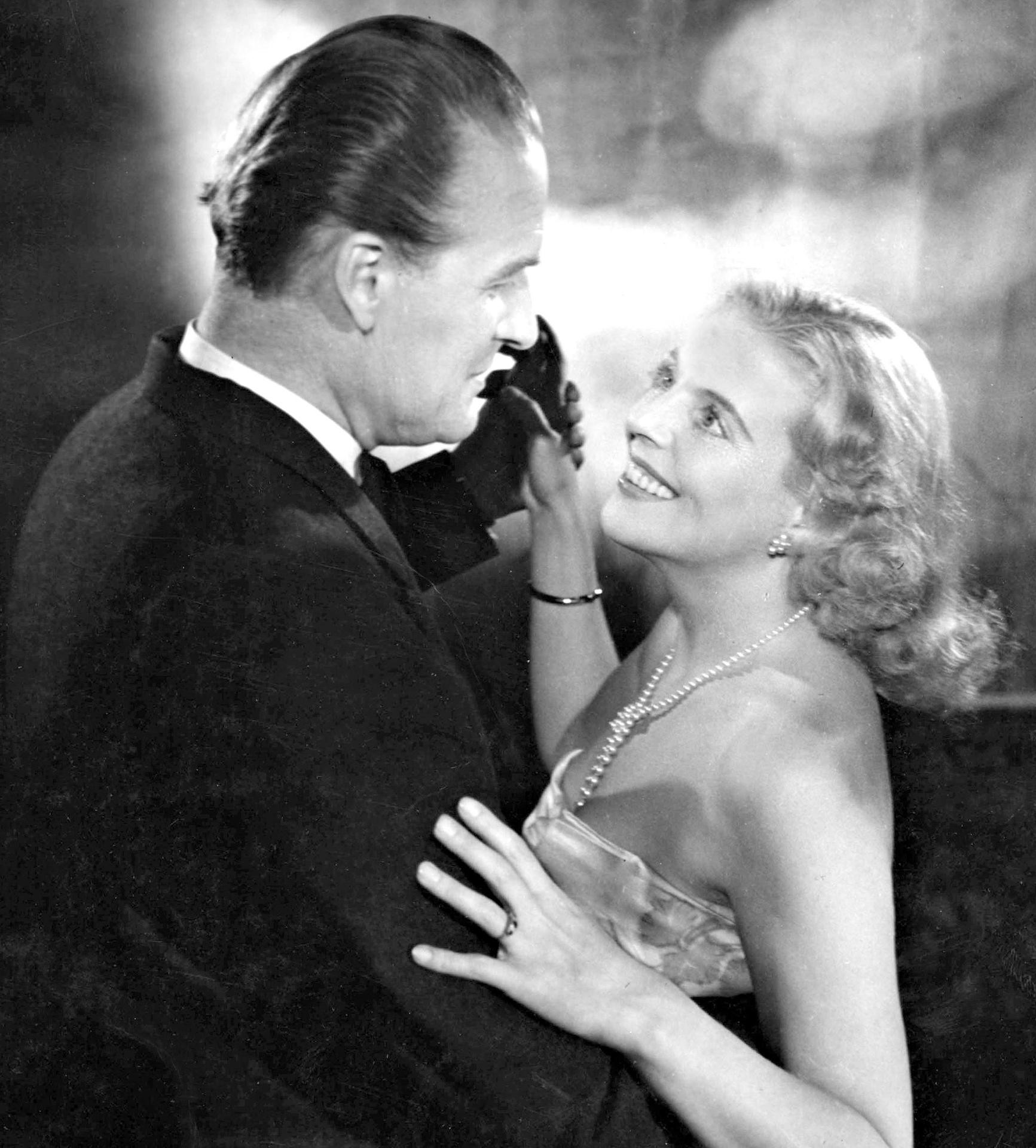 Näin hehkuu rikollinen nainen, Regina Linnanheimo.