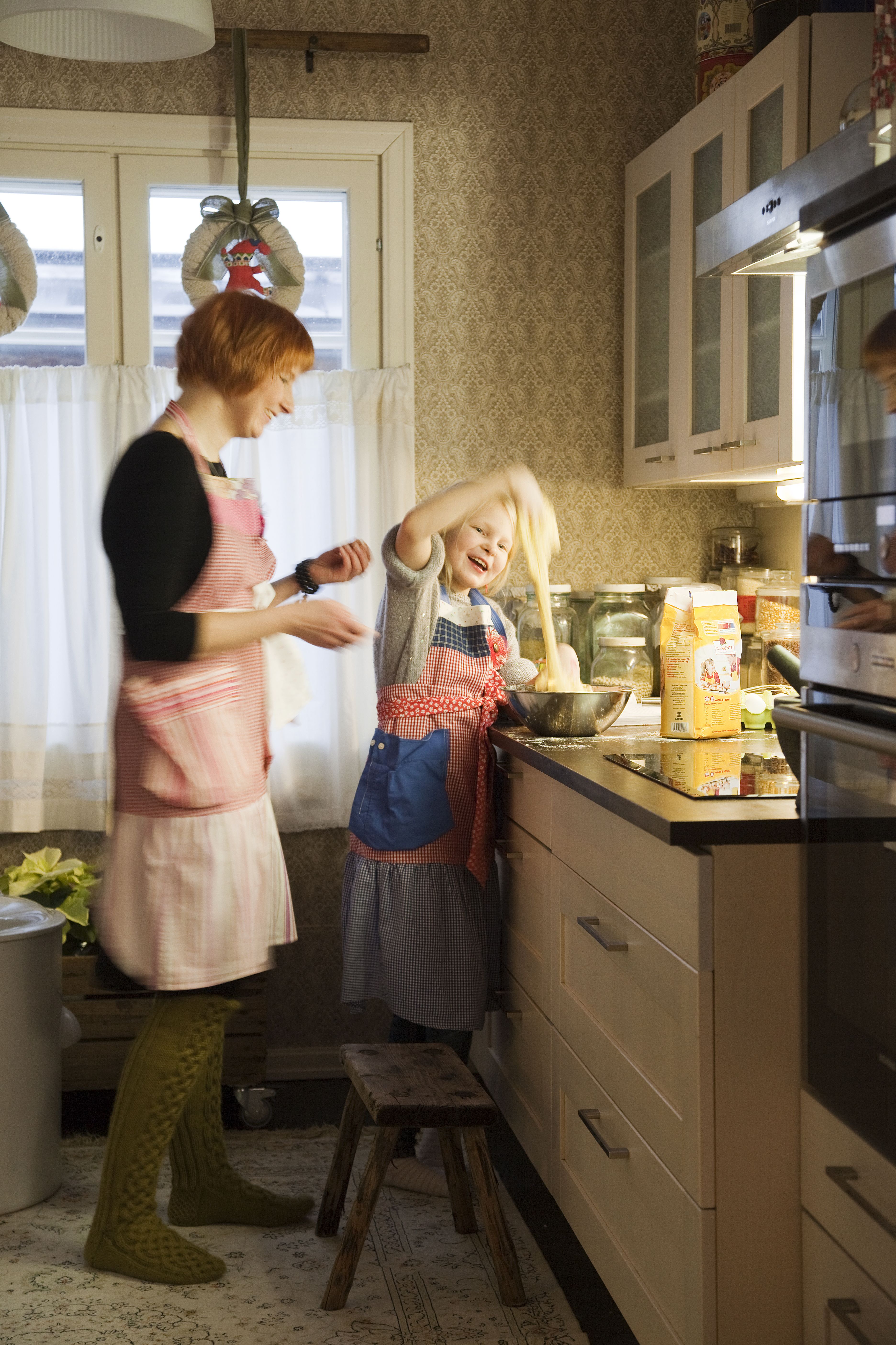 Katja auttaa perheen innokkainta leipuria Veeraa. Joskus tytön leipomuksiin sujahtaa jokin oma, salainen ainesosa.