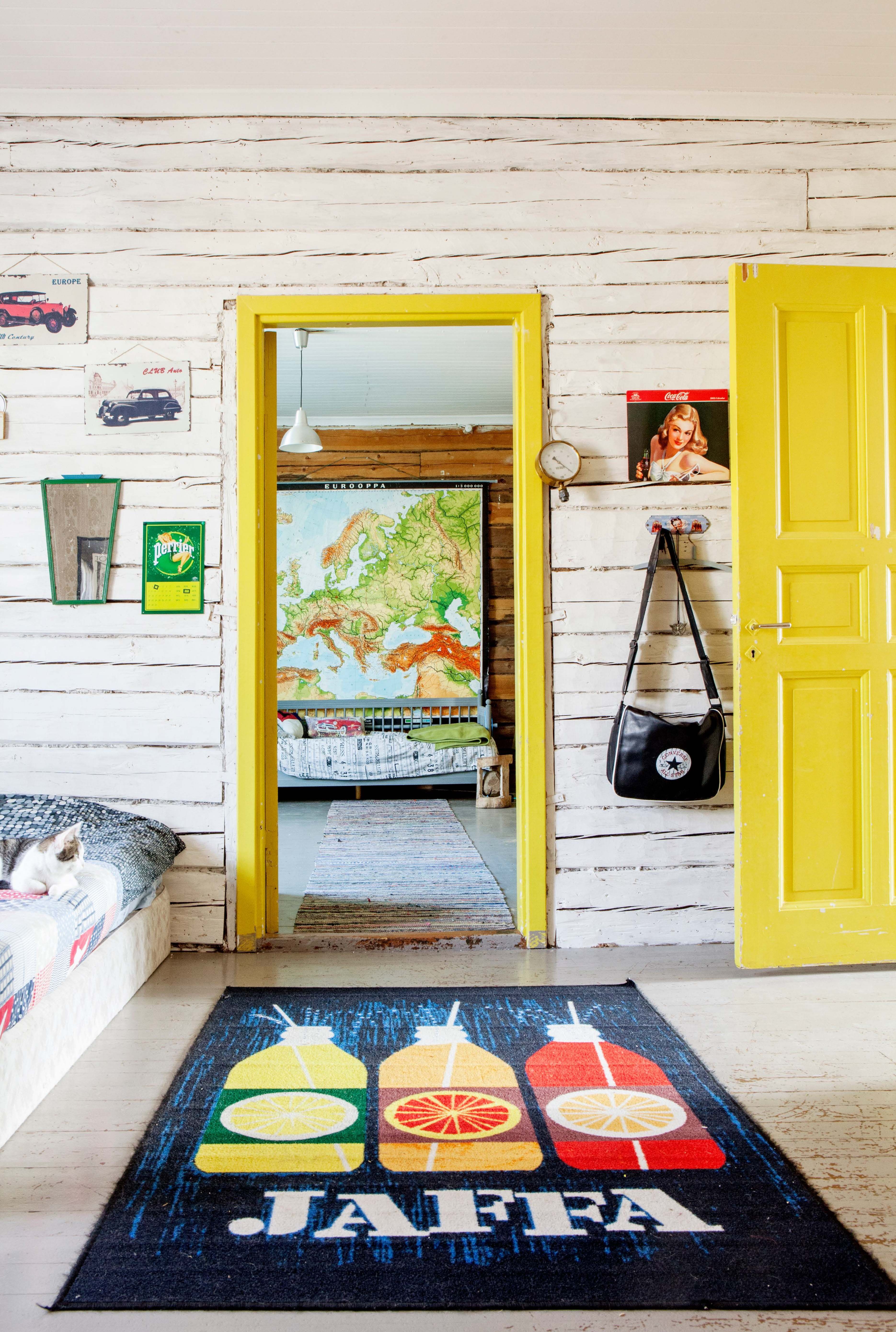 Yläkerta on perheen teinien valtakuntaa. Ovien keltainen väri on tuskin alkuperäinen mutta vuosikymmeniä vanha joka tapauksessa. Micaelin huoneesta avautuu komea näky Cristoferin huoneeseen. Kartta on hankittu kouluhuutokaupasta.