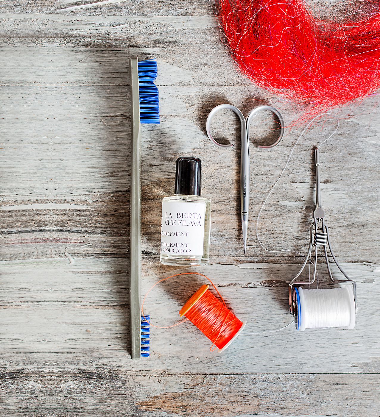 Dubbingharja, lakka, sakset ja spigotti ovat perhon sitomisen välineistöä.