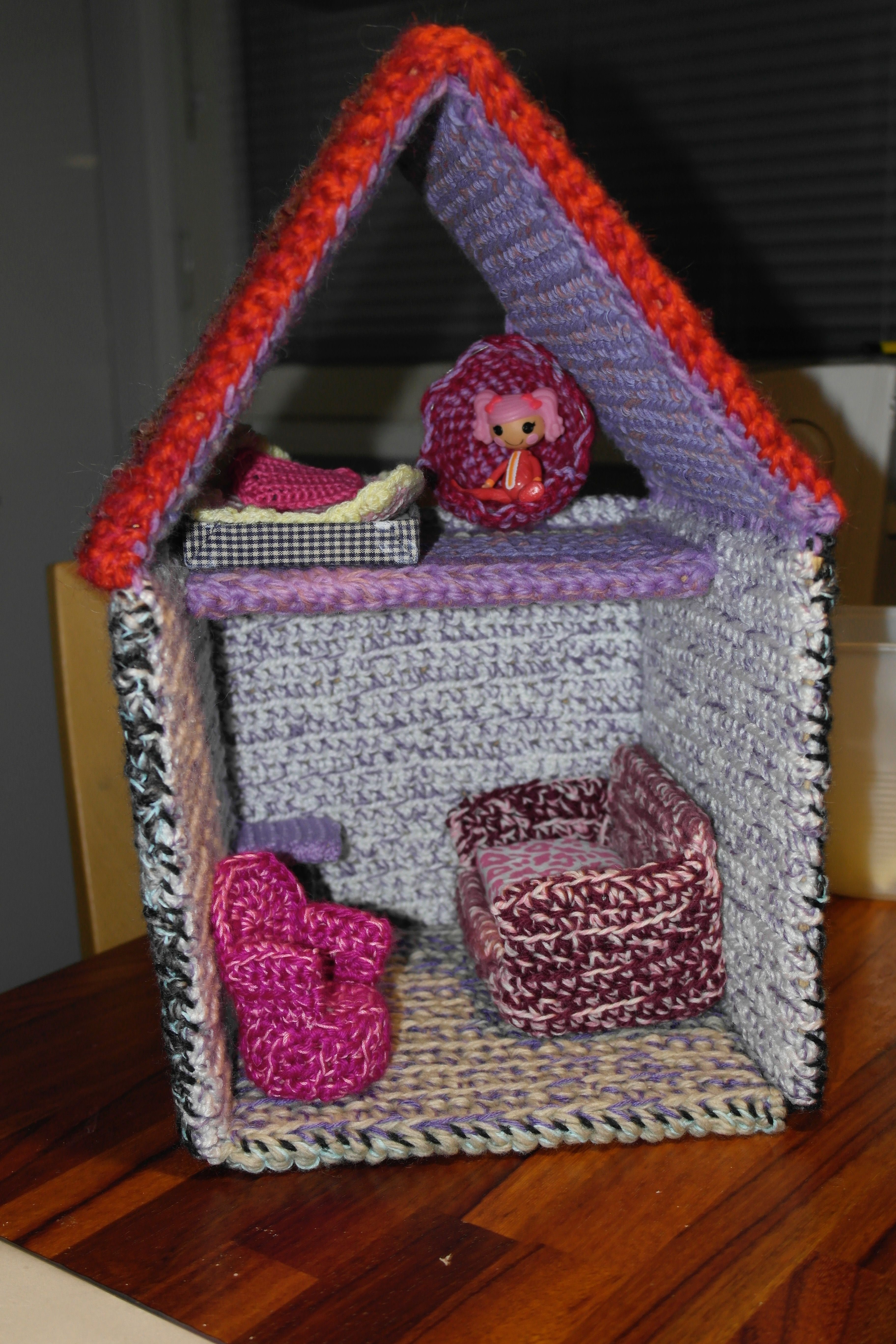 Tyttärelleen Johanna teki pienen nukkekodin, jonka sisällä on lastulevyä. 