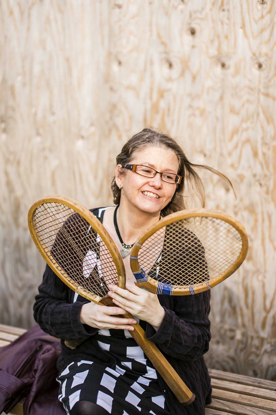 Äidin vanhat tennismailat 1940-luvulta eivät Annakaisan mielestä kuuluneet roskikseen vaan vaikka seinälle koristeeksi. Kierrätyskeskuksen mekko maksoi kolme euroa, kaulakoru kirpputorilla kaksi euroa.