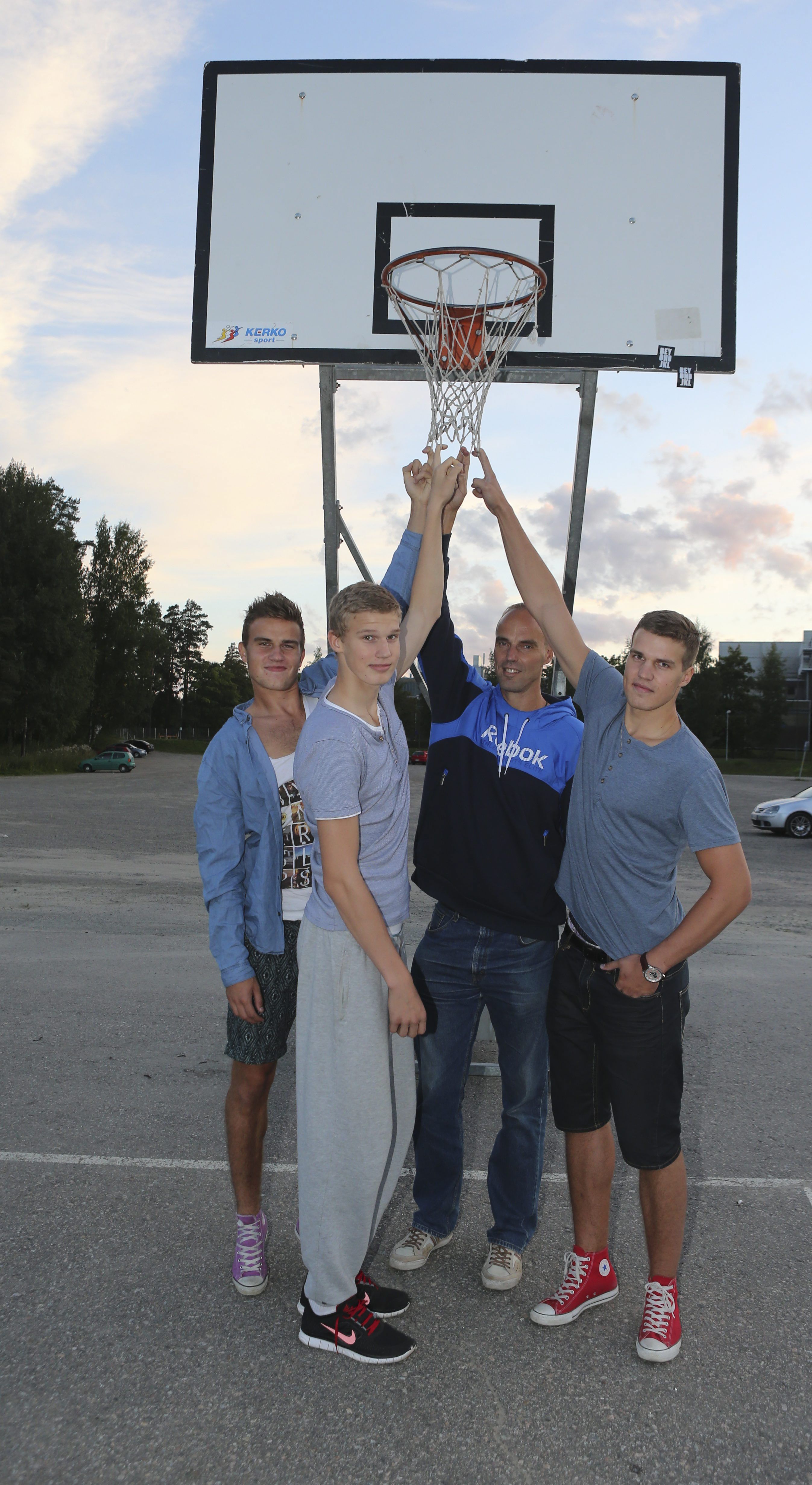 Kolmen urheilijanuoren kasvatus on vaatinut vanhemmilta muun muassa antaumuksellista ruokahuoltoa. Kuvassa vasemmalta Eero, Lauri, Pekka-isä ja Miikka Markkanen.