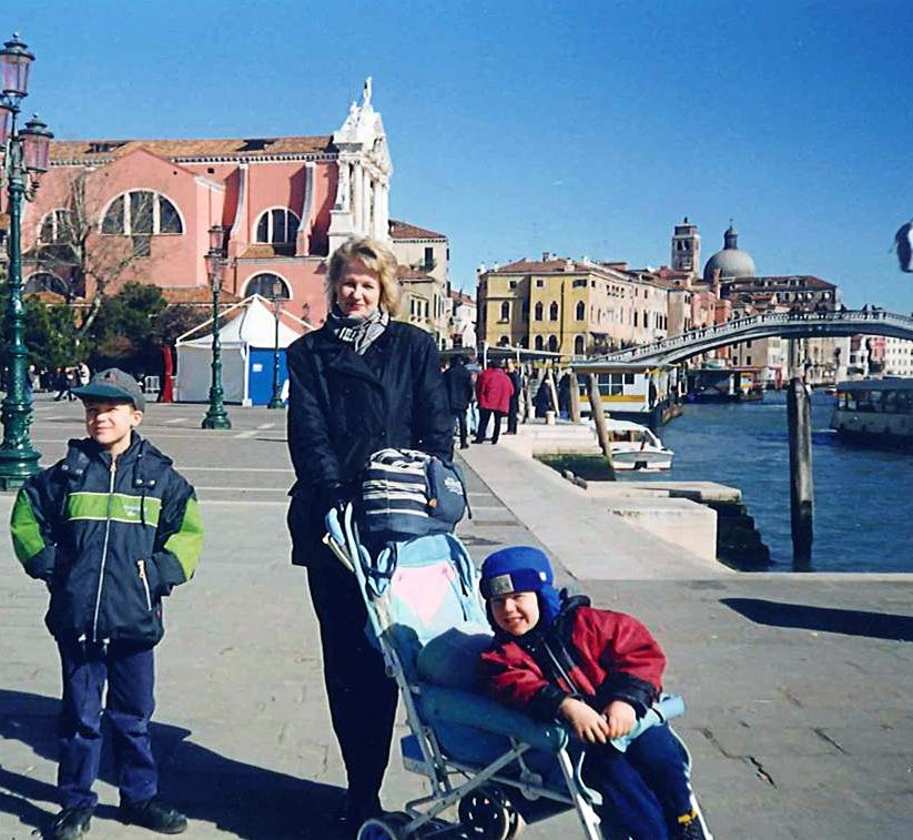 Hyvä ystäväni asui 90-luvun lopulla Venetsian lähellä. Leskeksi jäätyäni vierailin siellä usein poikieni kanssa.