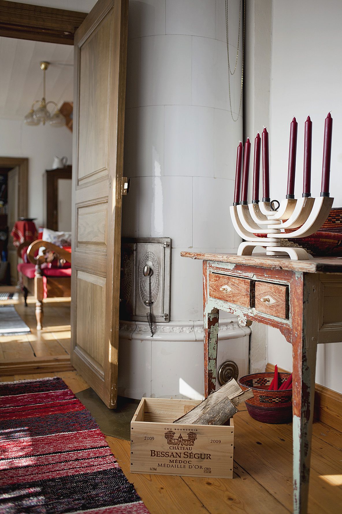  Hyvin varustellussa ruokasalissa on kaunis, vanha kuormanpurkupöytä, jonka alkuperää ei tunneta.