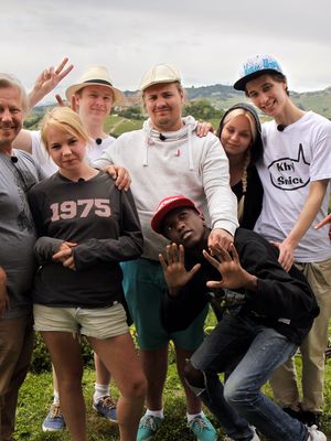 Jyrki Sukula opettaa nuoret kokin tavoille.