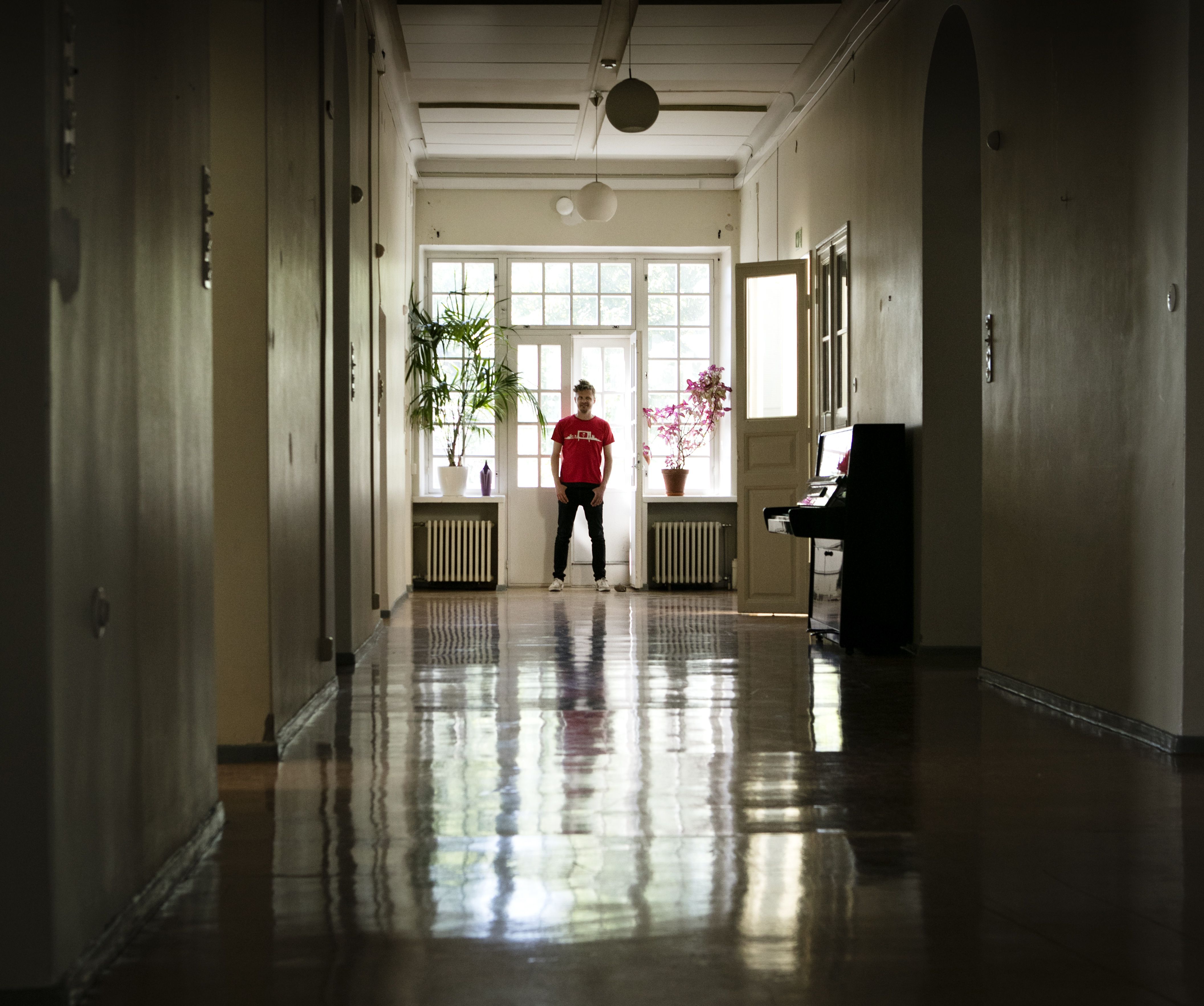 Lapsena Jussi juoksi Lapinlahden sairaalan käytäviä päästessään psykoanalyytikkoisän mukaan työasioille. Kun sairaala parikymmentä vuotta myöhemmin uhattiin lakkauttaa, Jussi liittyi puolustajien joukkoon Pro Lapinlahti -liikkeeseen.