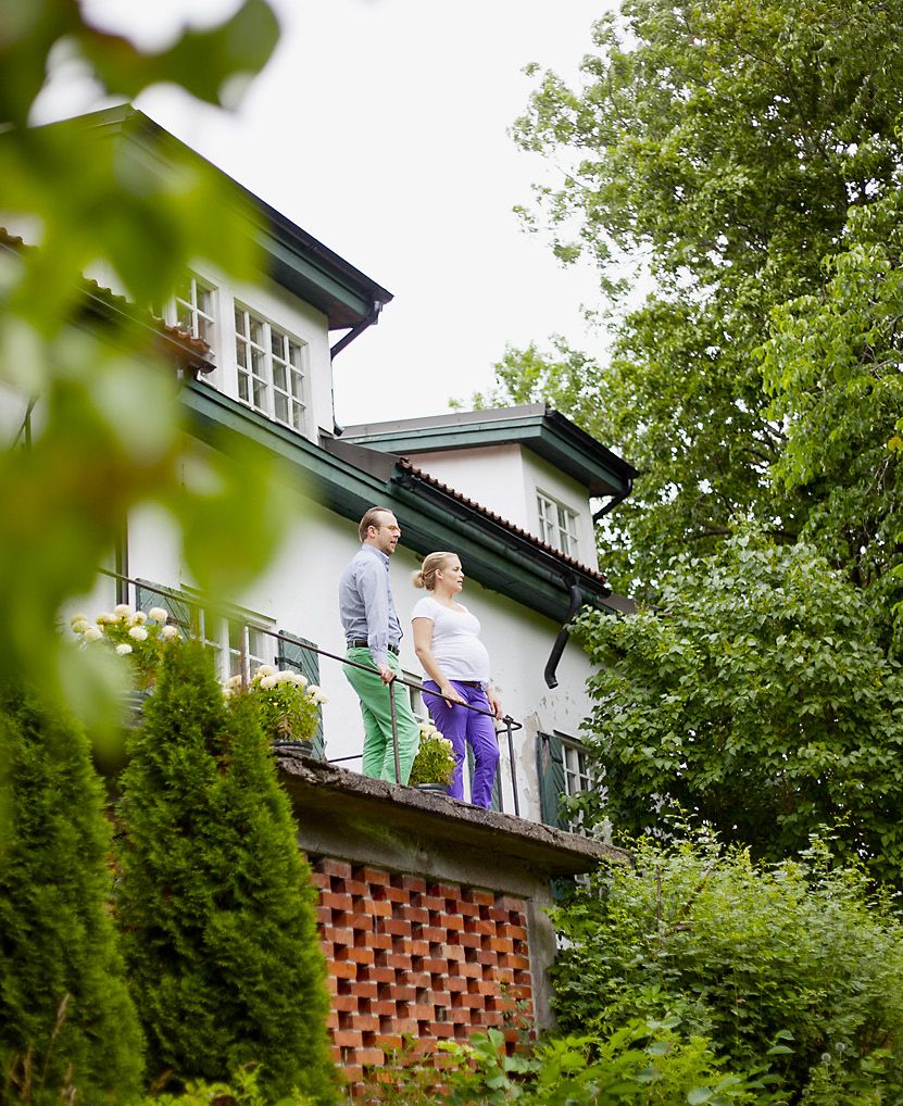 Vehreä puutarha ympäröi terassia.