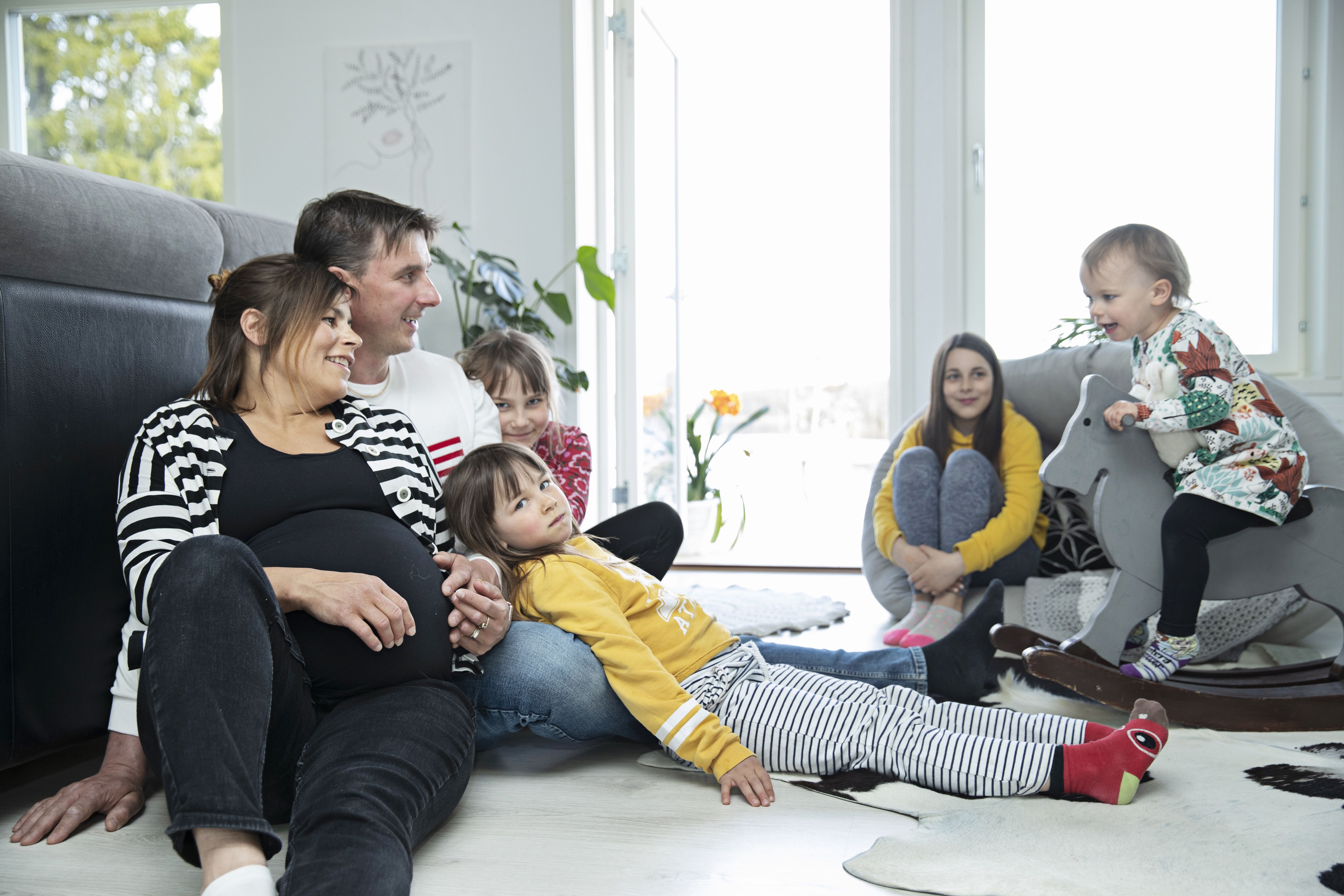 ”Kun toiset lapset ovat jo isompia, he huolehtivat pienemmistä. Silloin pääsemme kahdestaankin käväisemään jossakin. Joululahjaostoksilla käymme aina kahdestaan. Olemme silloin hotellissa yötä ja käymme syömässä”, Pasi sanoo. 