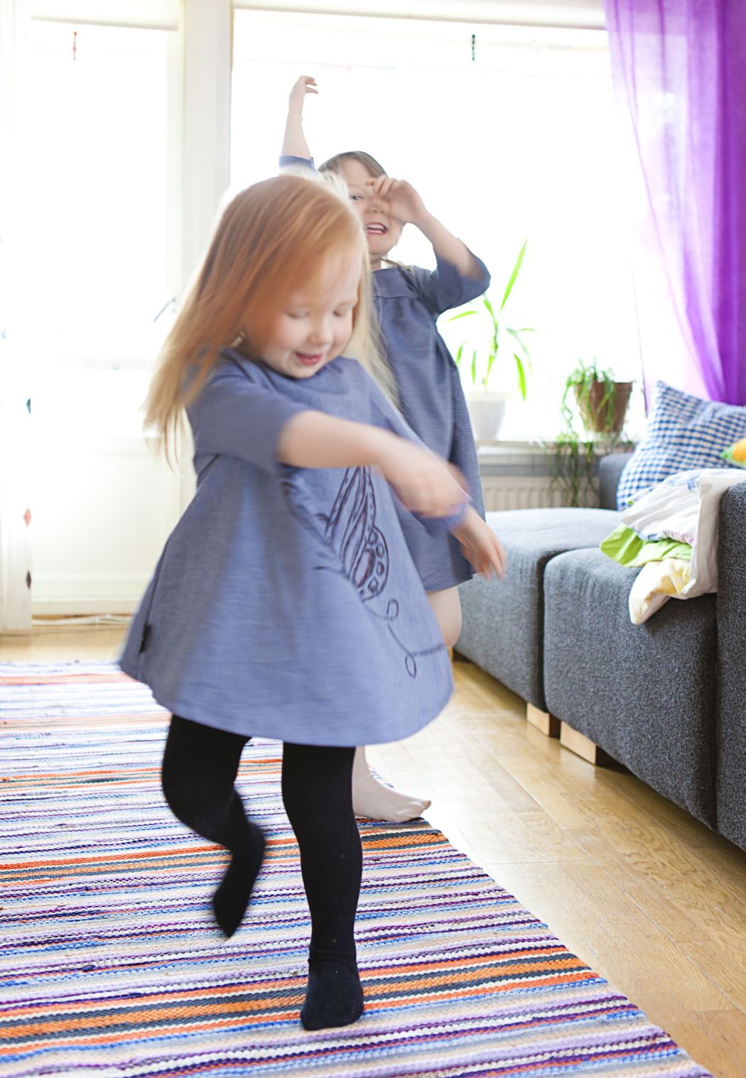 Kolmevuotias Wilma (edessä) ja neljävuotias Ronja viihtyvät äidin tekemissä vaatteissa.