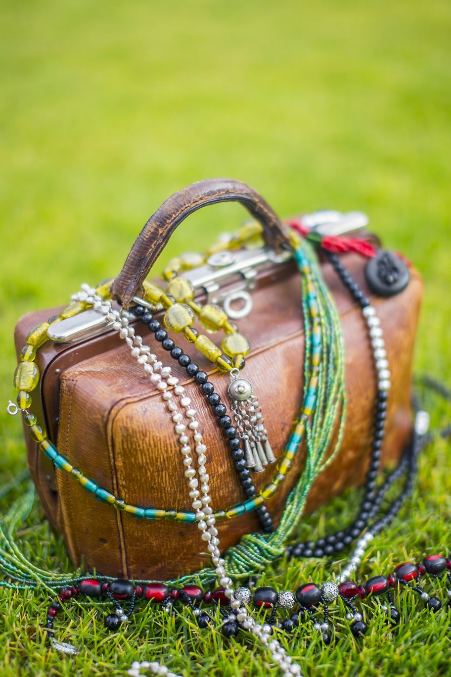 Isoisän vanha nahkalaukku on Annakaisan korukassi. ”Olen vähän harakka ja hamstraan kirppiksiltä koruja. ”