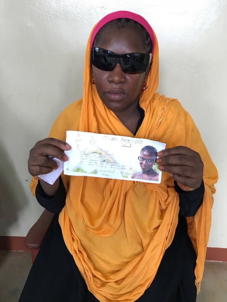 Ariam Judin sai näyttelijä Oskari Katajiston vanhat aurinkolasit.