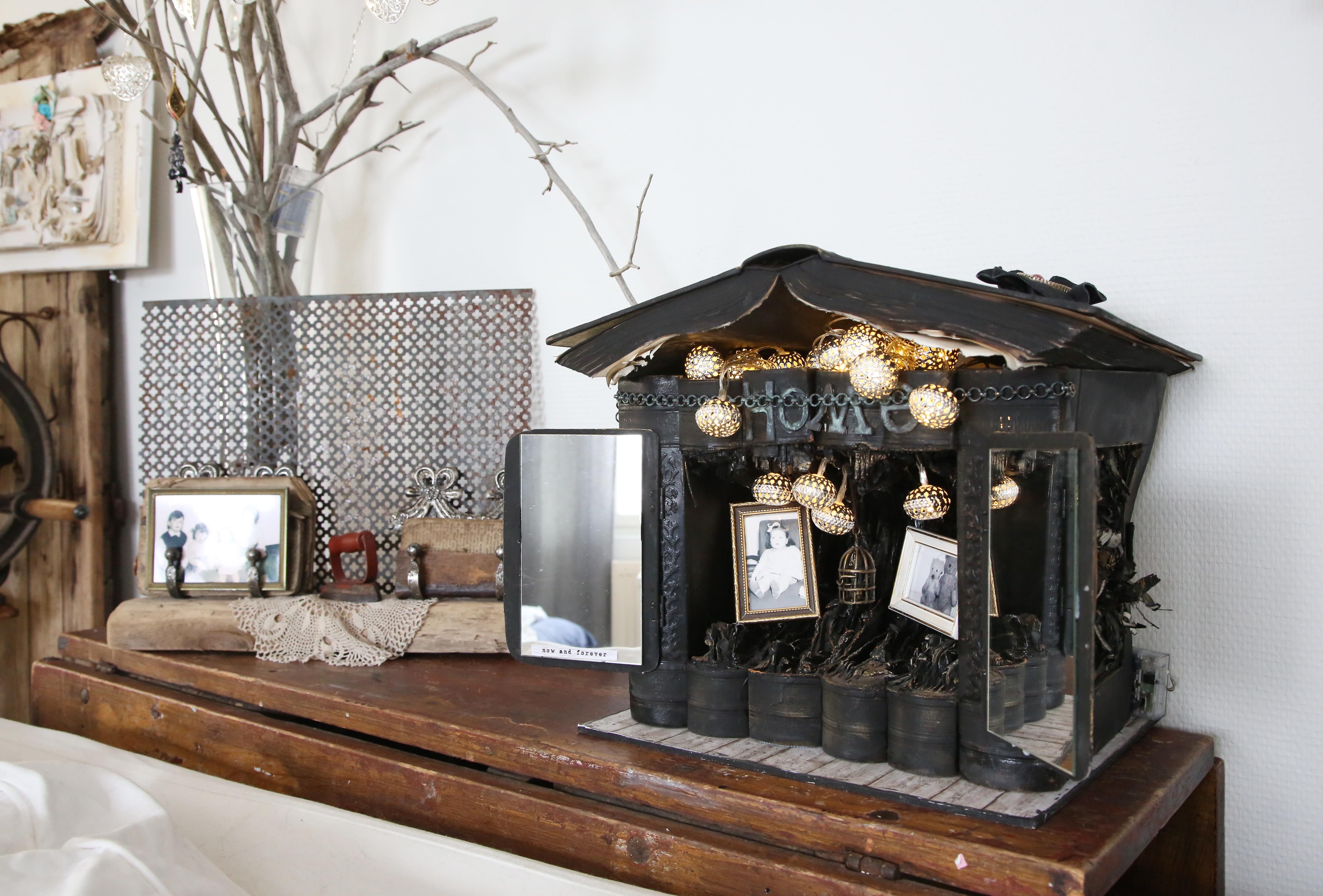 Töissä on usein jotain henkilökohtaista. Kuvat kertovat myös kaipauksesta tutustua paremmin oman suvun historiaan. Tumma goottilaistunnelma on saatu aikaan maalaamalla kirjan sivut mustiksi. 