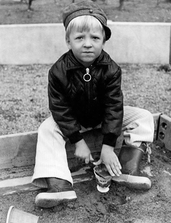 Olen Gårdstenin lähiössä hiekkalaatikolla 70-luvun alussa.