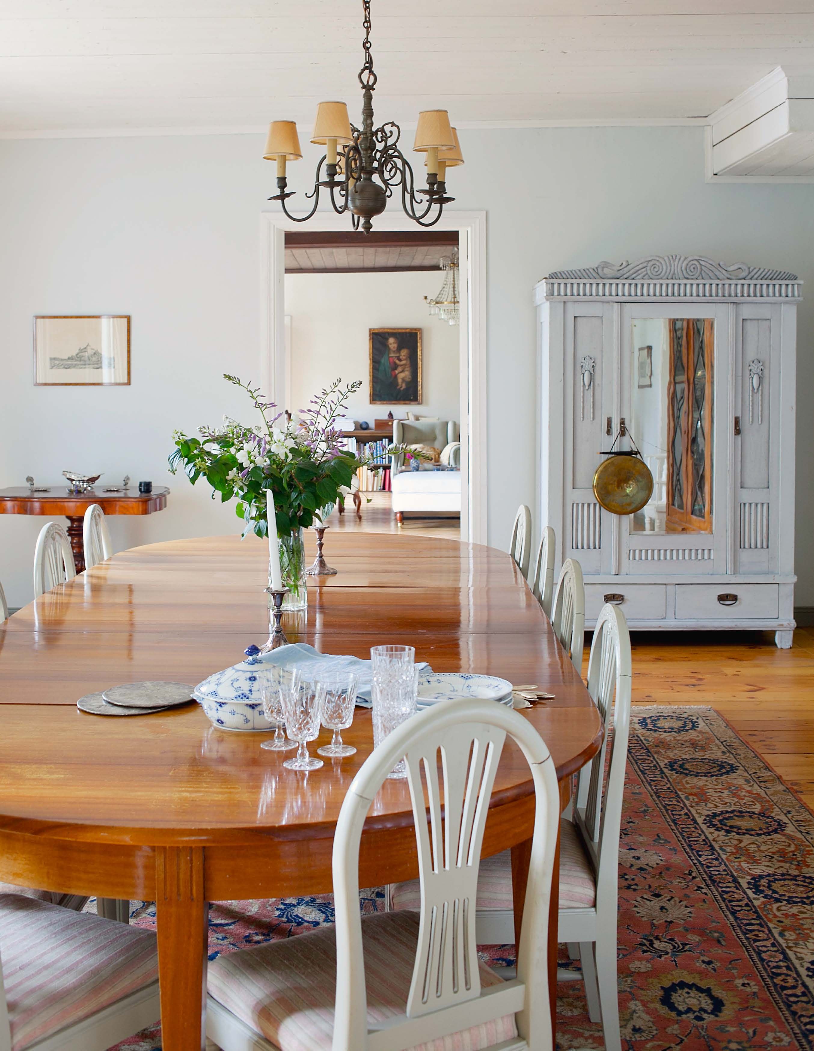 Ruokasalin sisustus on säilytetty lähes entisellään. Sojia ja Patrick kattavat pöydän mielellään vanhoilla astioilla. Osa talon viehätystä ovat salista toiseen avautuvat näkymät.