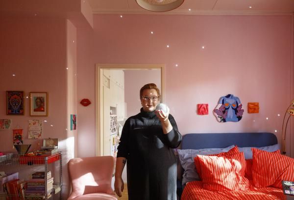 ”Minulle oli tärkeää, että niin moni ihminen julkisesti tuki ja puolusti minua. He näkivät, että olen muuttunut”, Emmi sanoo. Diskopallo tuo juhlaa arkeenkin.